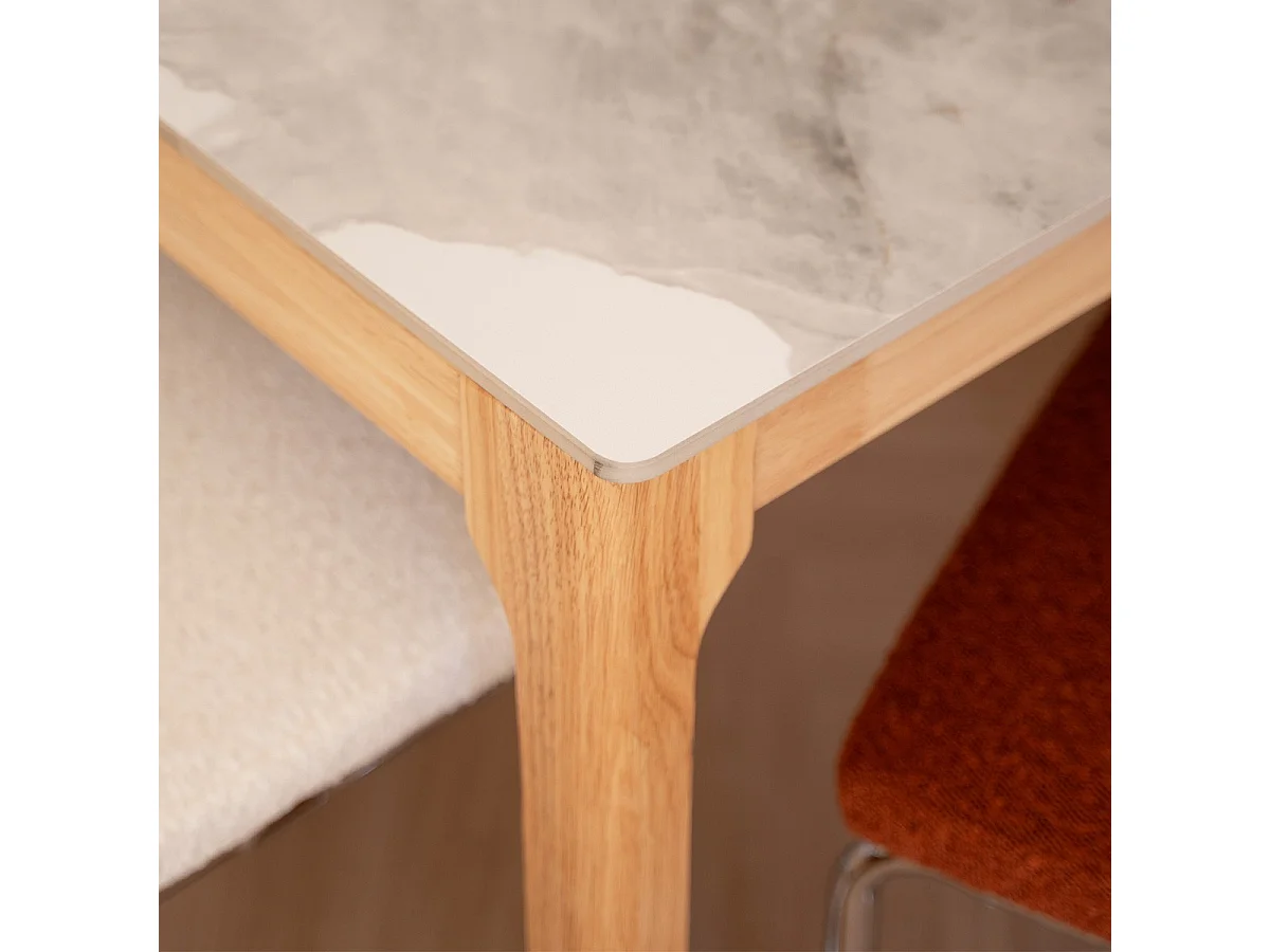 Table à manger en céramique effet pierre blanche 6 personnes, piètement bois 140 cm - Sally