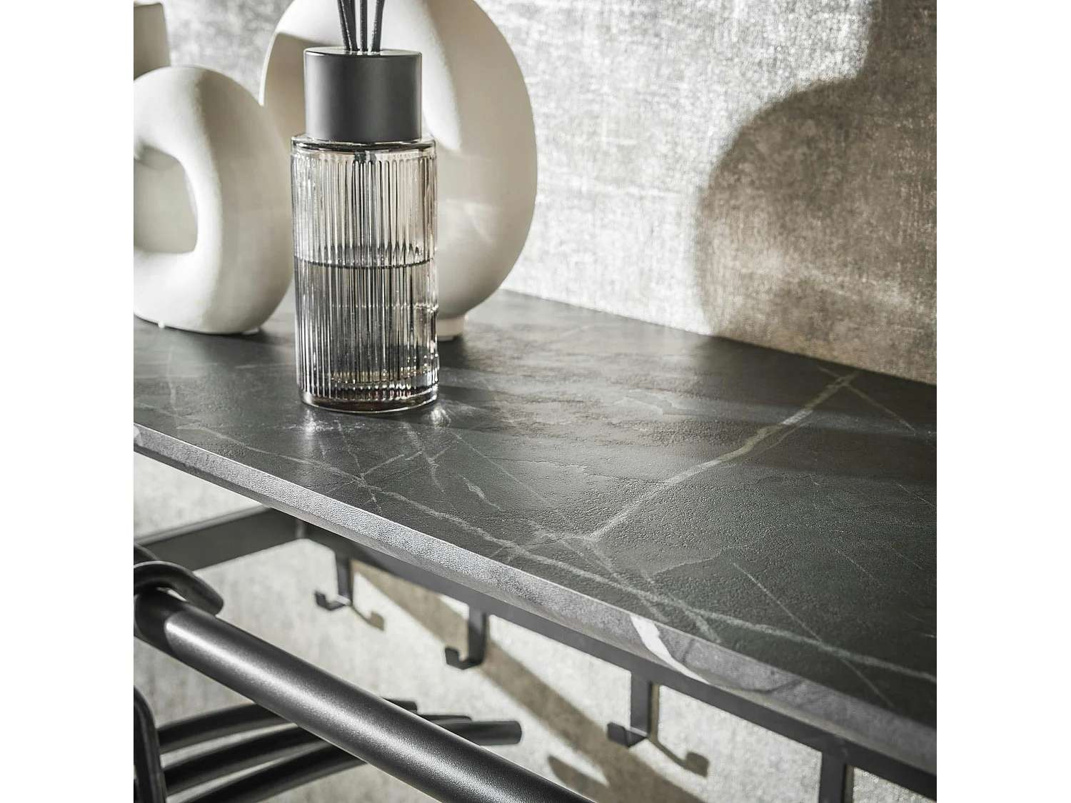 Portemanteau mural moderne 1 étagère effet céramique et 6 crochets RALF