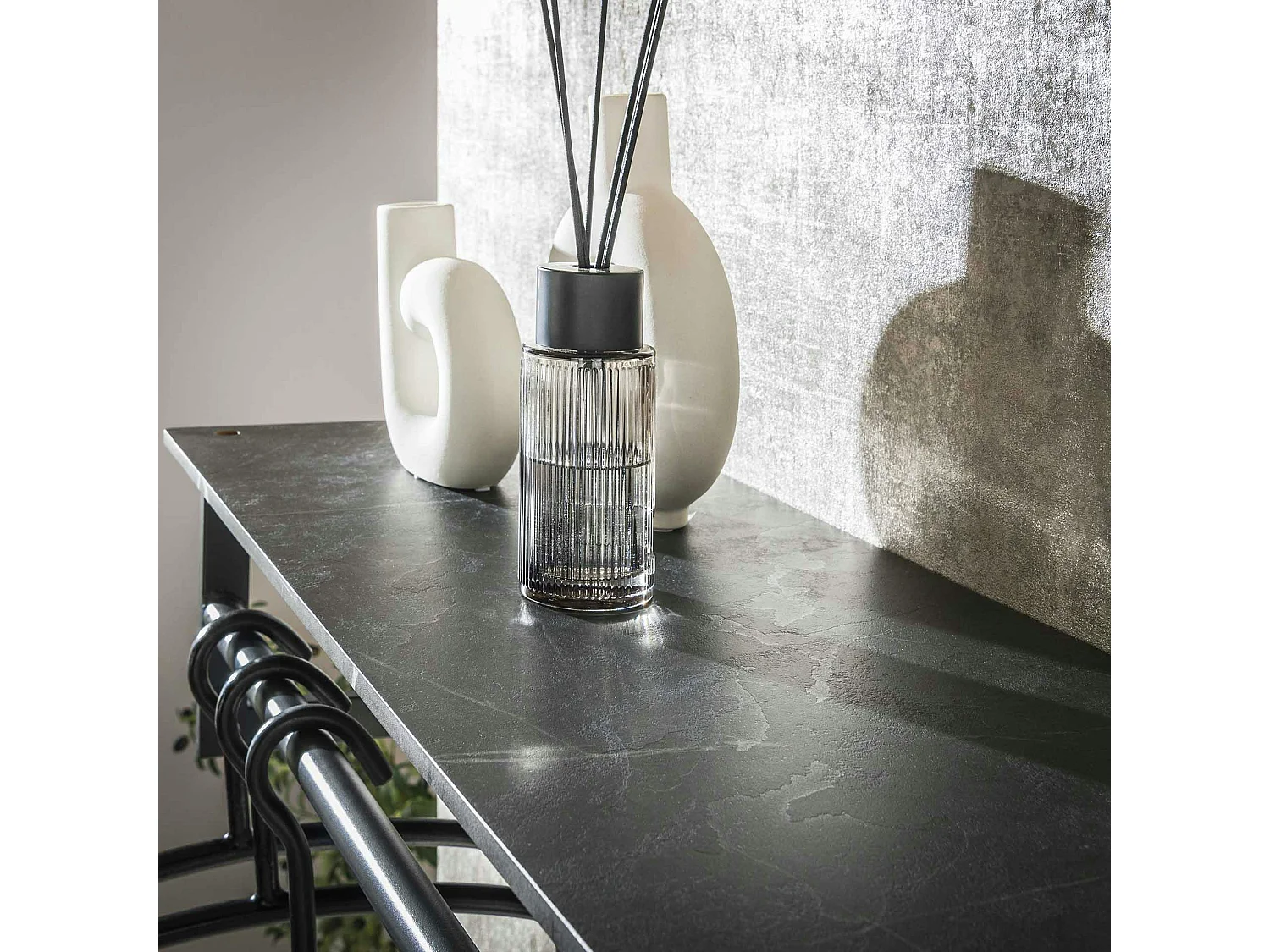 Portemanteau mural moderne 1 étagère effet céramique et 12 crochets RALF