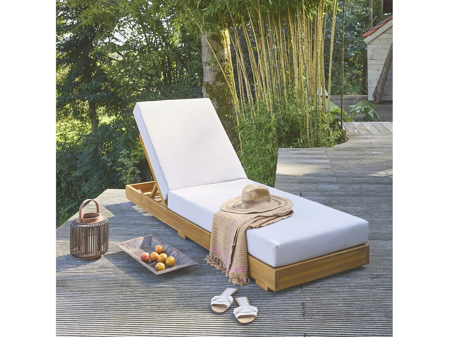 Lettino prendisole multi posizione in acacia con cuscino, beige