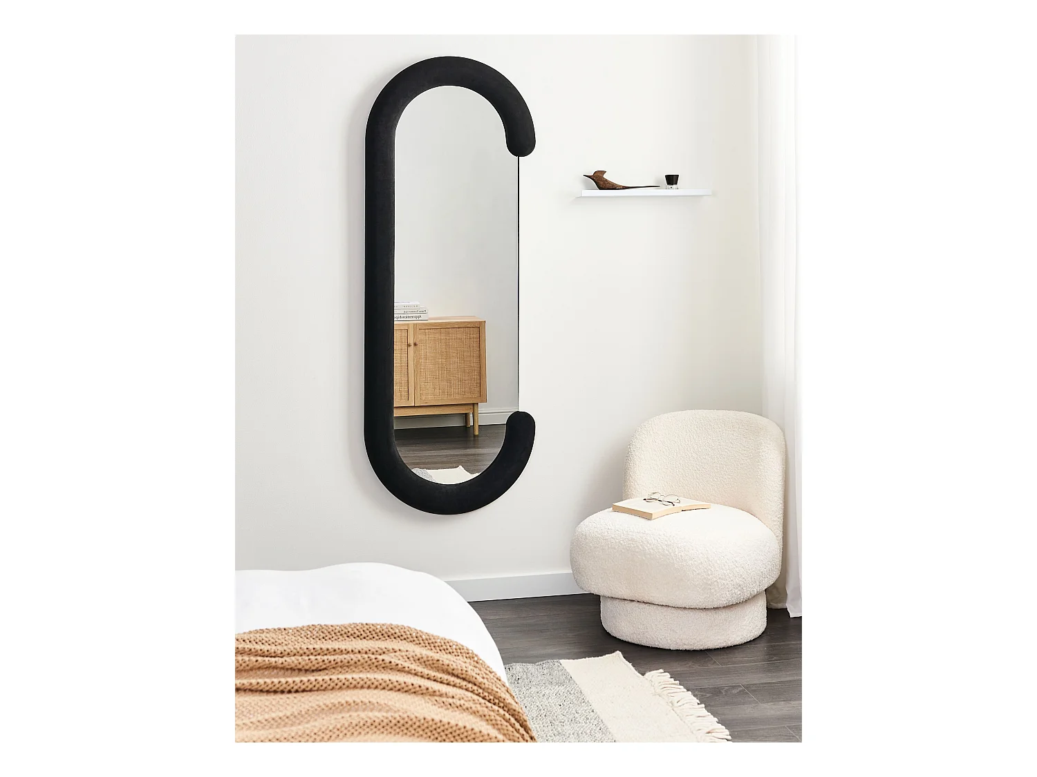 Wandspiegel mit Rahmen aus Samt C-Form schwarz 54x158 cm modernes Design Loches