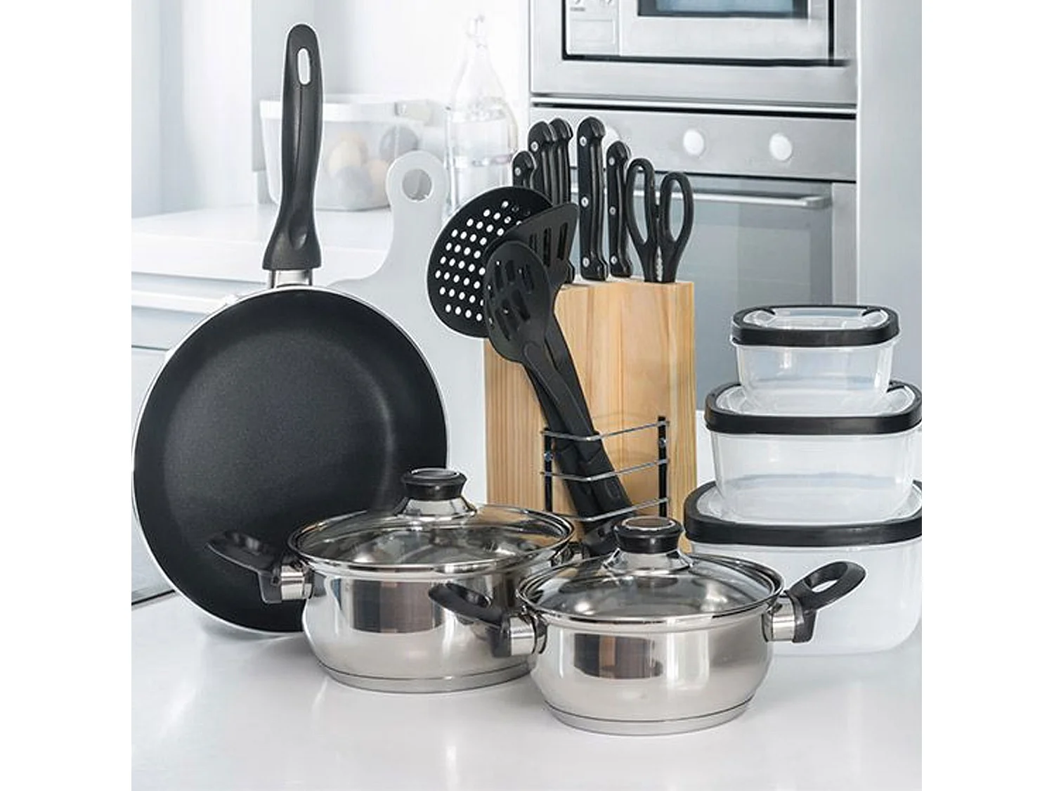 Ensemble de cuisine Well Home 18 pièces (1 poêle à frire + 2 casseroles + 1 planche à découper + 1 ciseaux + 3 ustensiles en nylon + 4 tupperware + 1 bloc en bois