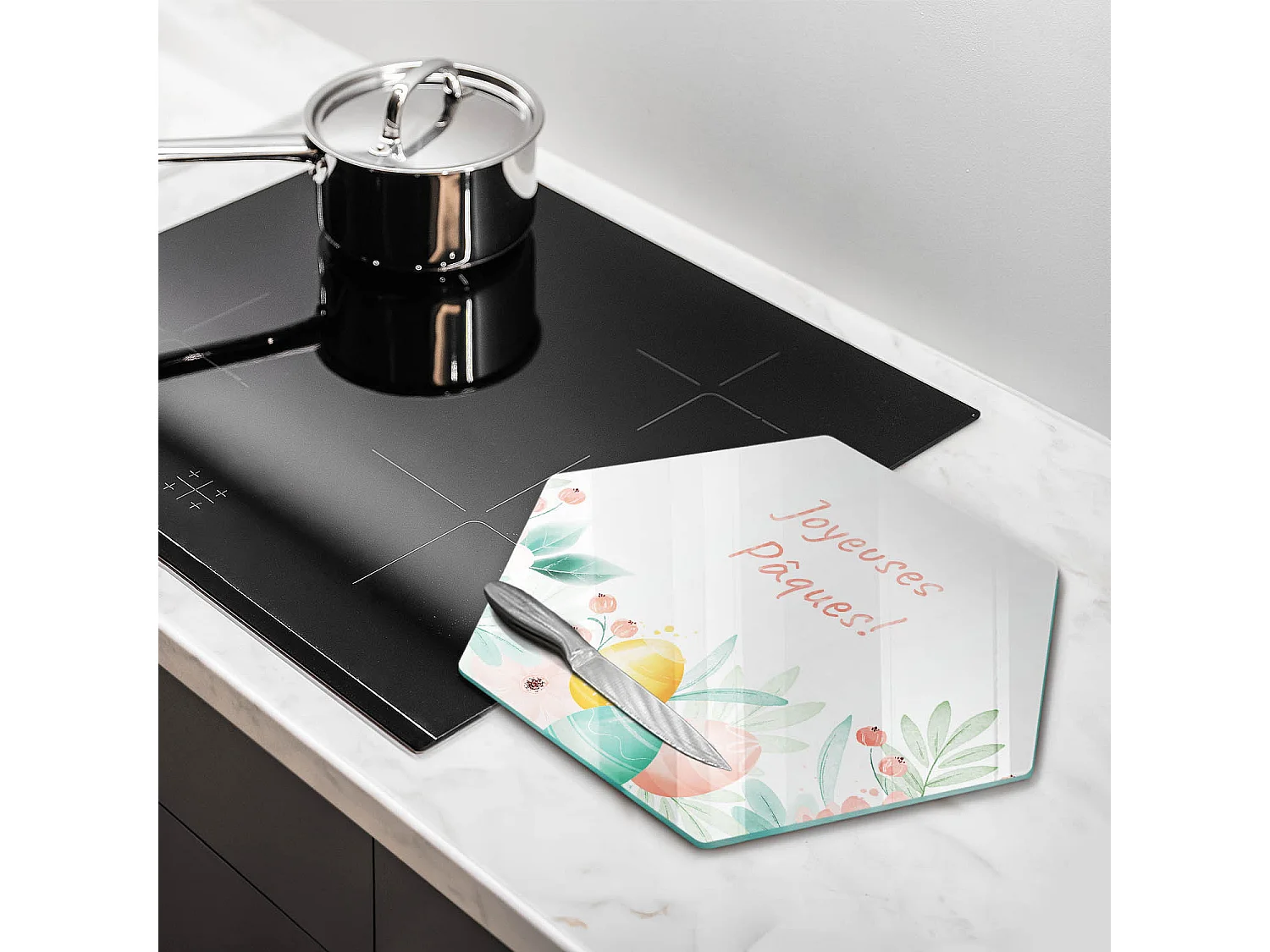 Planche de cuisine hexagonale en verre avec une phrase "Joyeuses Pâques!" 40 cm