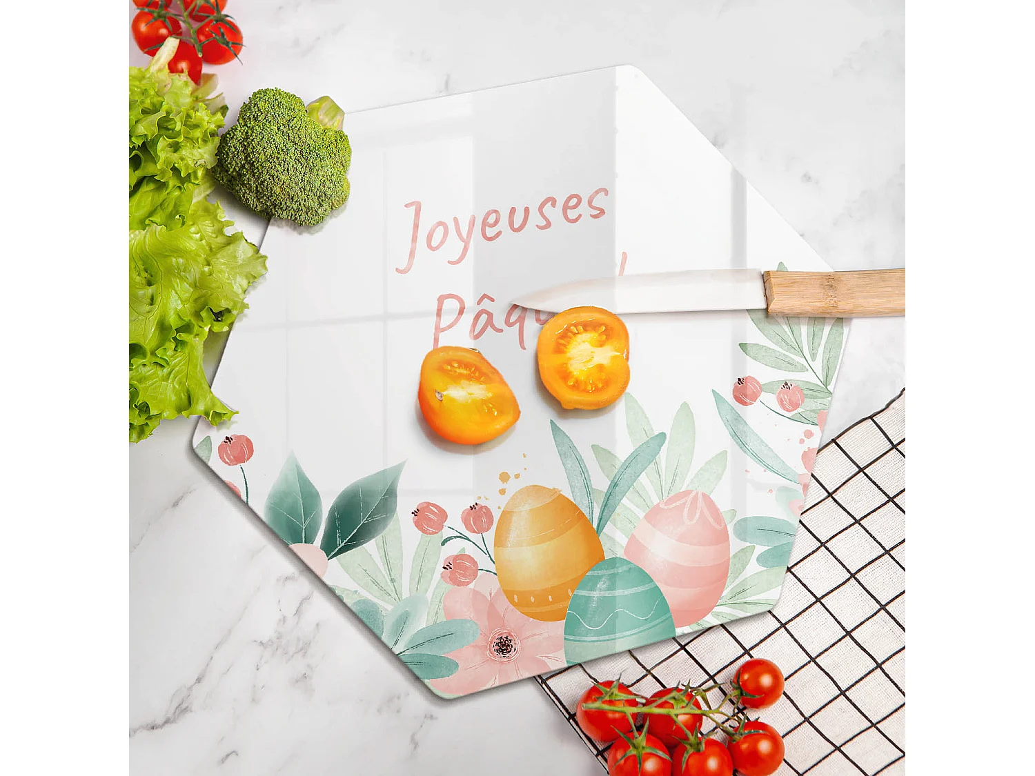 Planche de cuisine hexagonale en verre avec une phrase "Joyeuses Pâques!" 40 cm