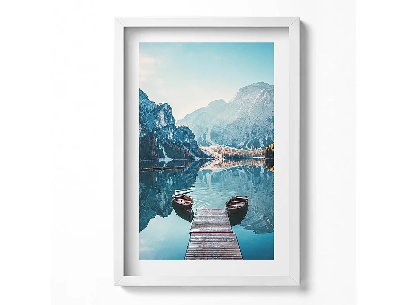 Dekoratives Gemälde mit weißem Rahmen, Boote am See 40 x 60 cm – Perfekt für das Wohn- oder Schlafzimmer