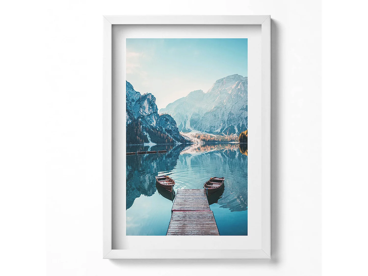 Dekoratives Gemälde mit weißem Rahmen, Boote am See 40 x 60 cm – Perfekt für das Wohn- oder Schlafzimmer