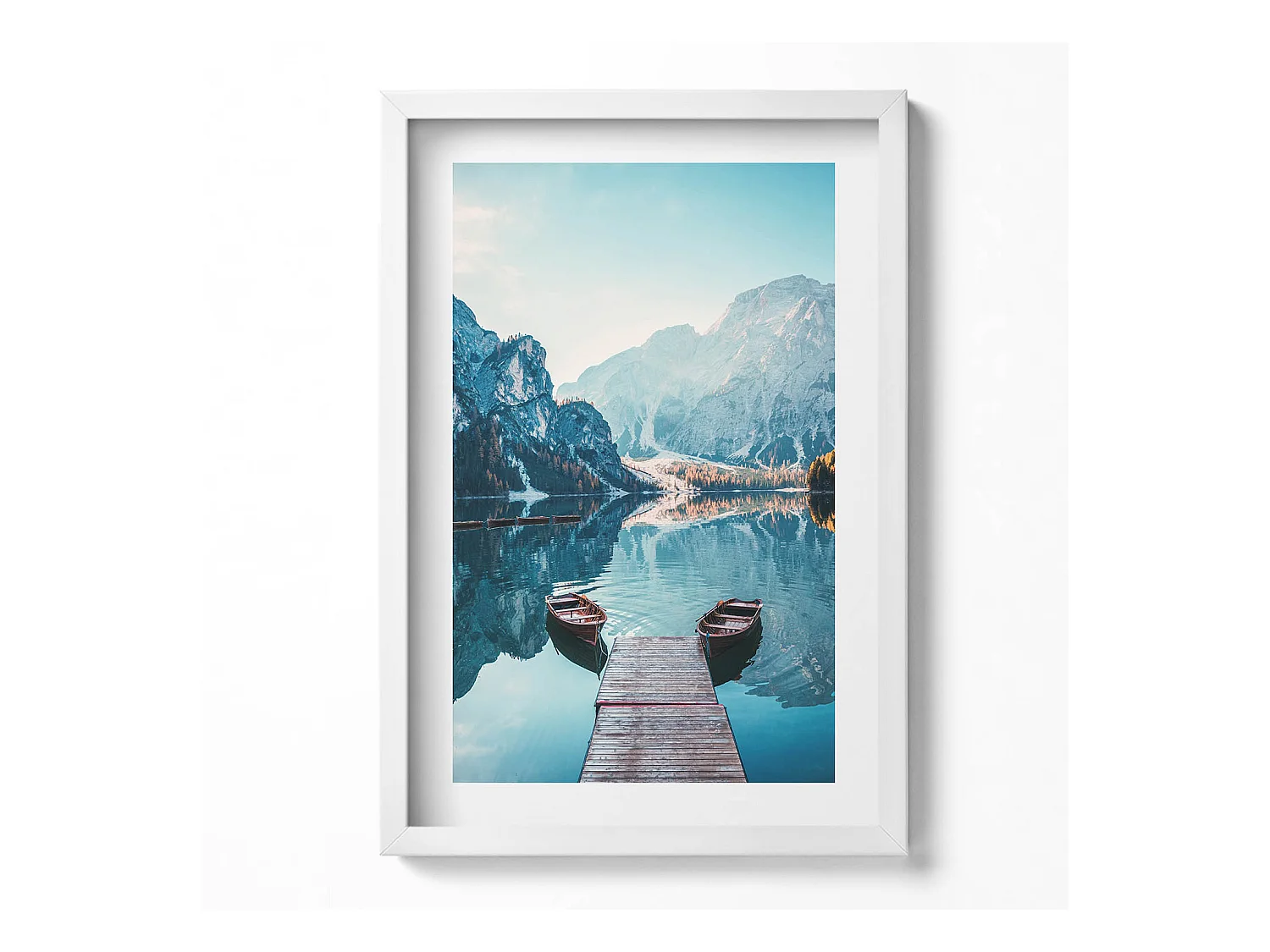 Tableau décoratif avec cadre blanc, Bateaux sur le lac 40 x 60 cm– Parfait pour le salon ou la chambre