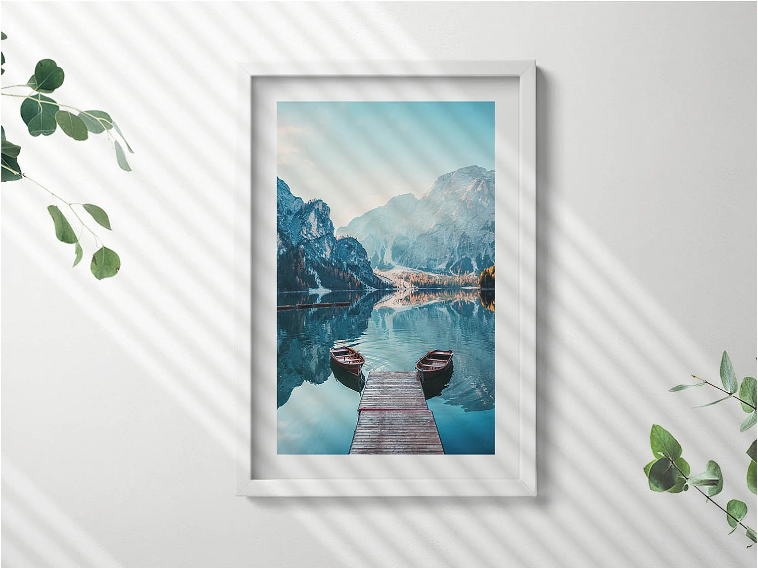 Tableau décoratif avec cadre blanc, Bateaux sur le lac 40 x 60 cm– Parfait pour le salon ou la chambre