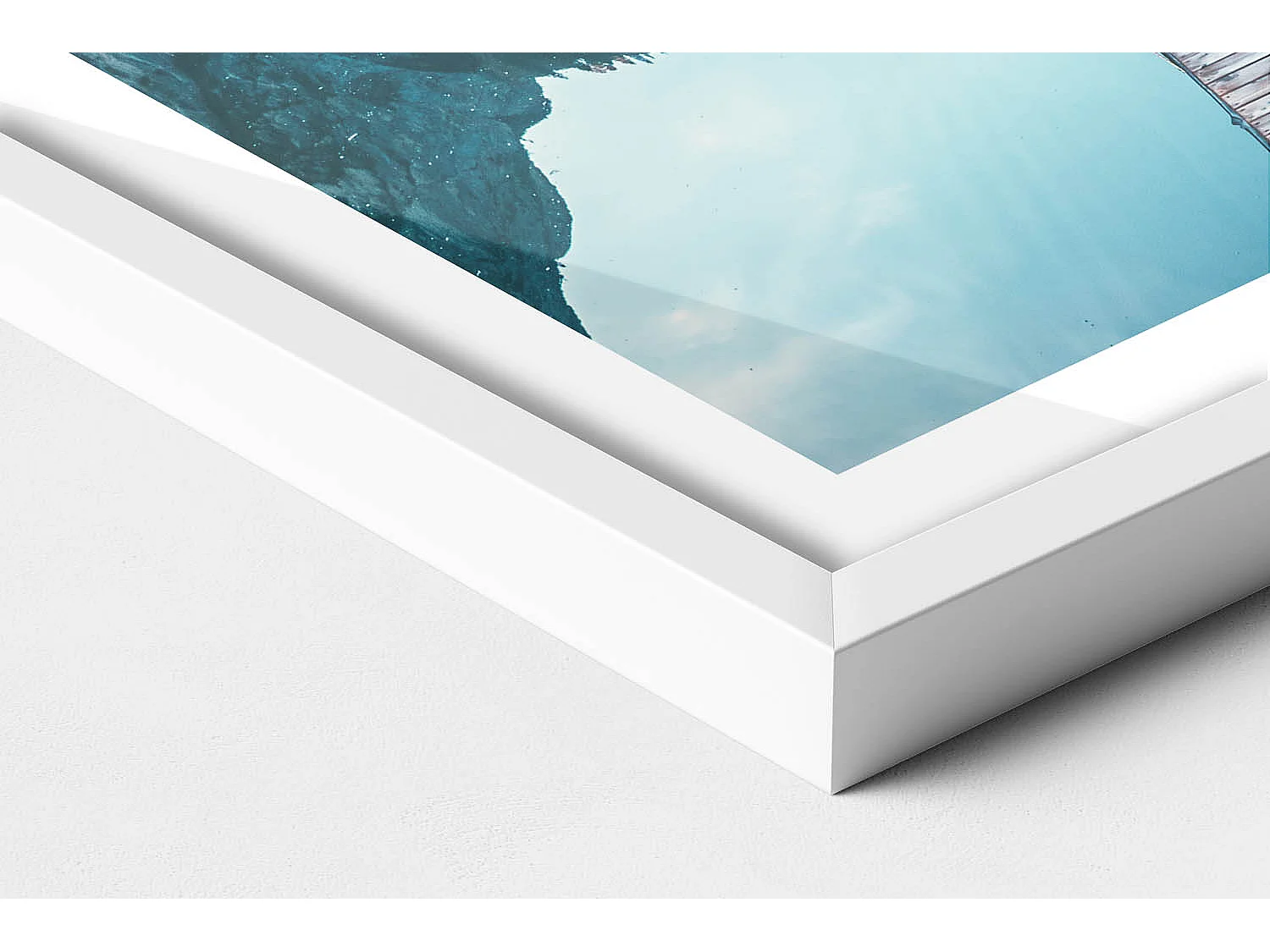 Tableau décoratif avec cadre blanc, Bateaux sur le lac 40 x 60 cm– Parfait pour le salon ou la chambre