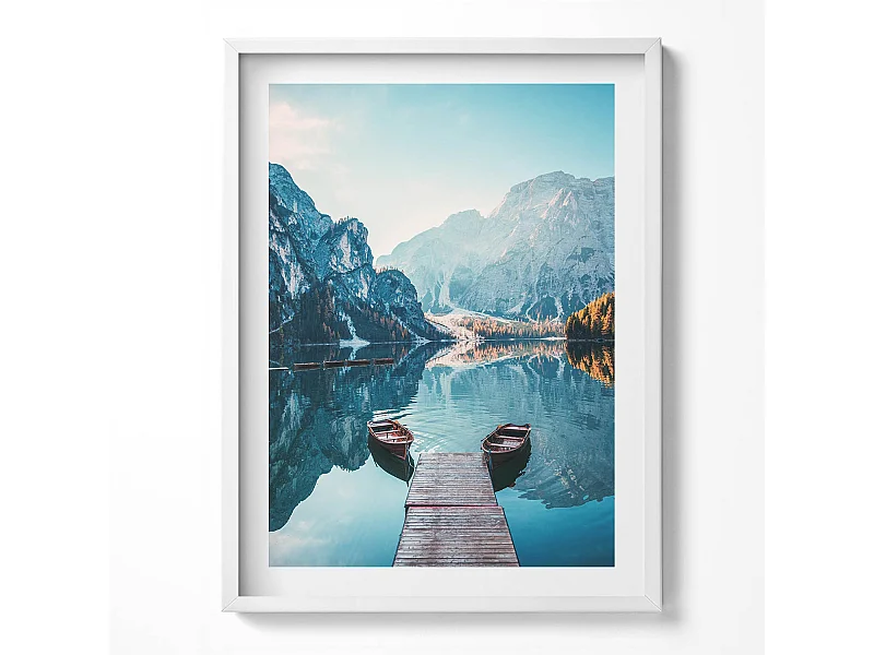 Dekoratives Gemälde mit weißem Rahmen, Boote auf dem See 60 x 80 cm – Perfekt für das Wohn- oder Schlafzimmer