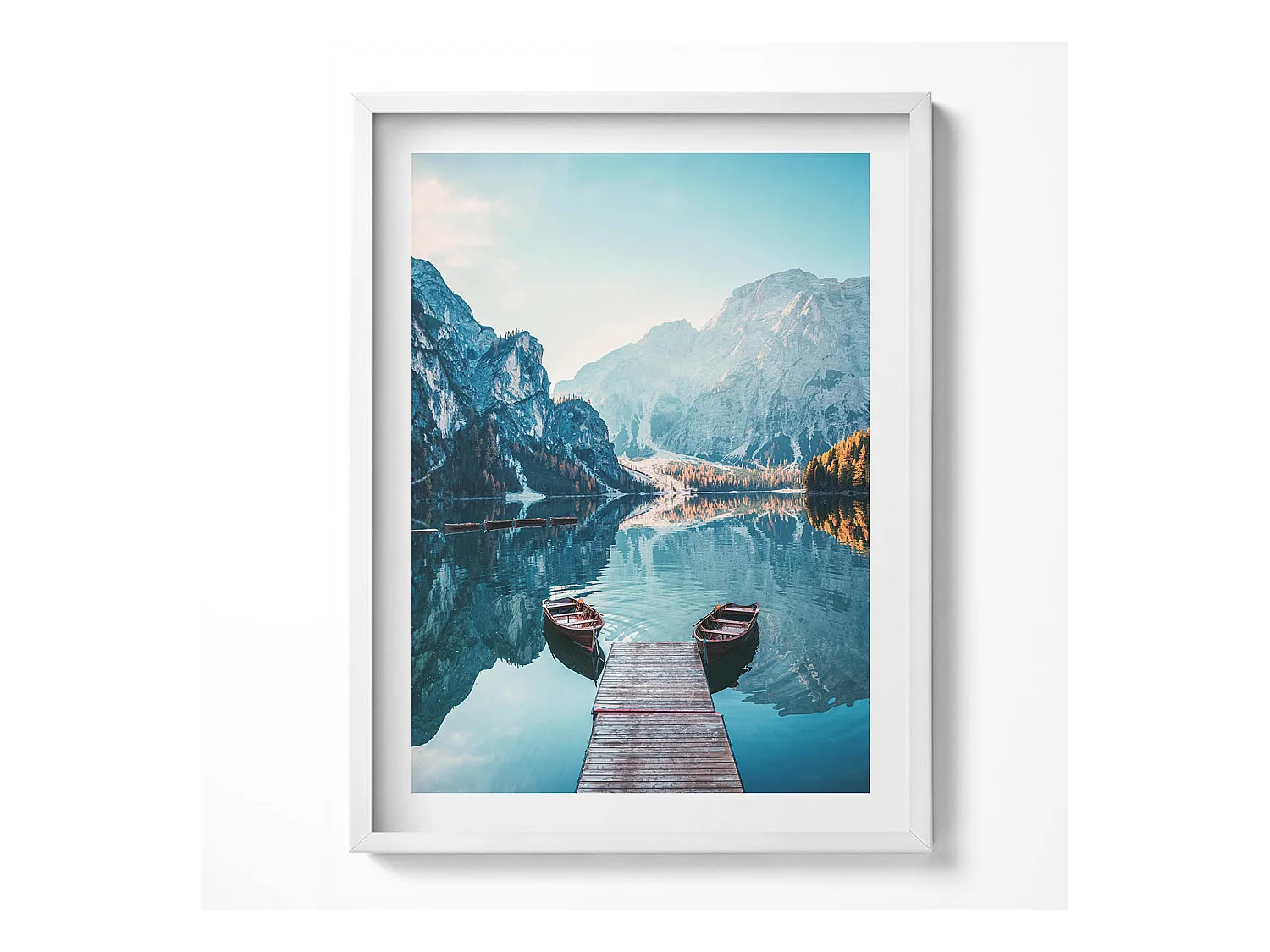 Tableau décoratif avec cadre blanc, Bateaux sur le lac 60 x 80 cm– Parfait pour le salon ou la chambre