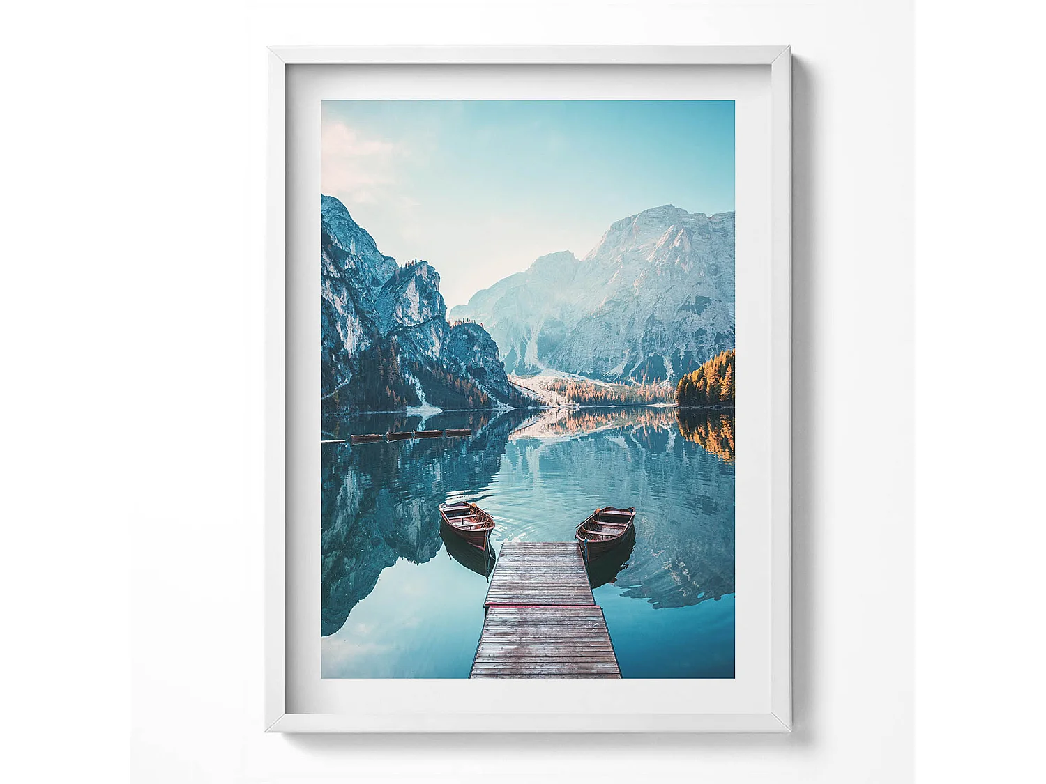 Tableau décoratif avec cadre blanc, Bateaux sur le lac 60 x 80 cm– Parfait pour le salon ou la chambre