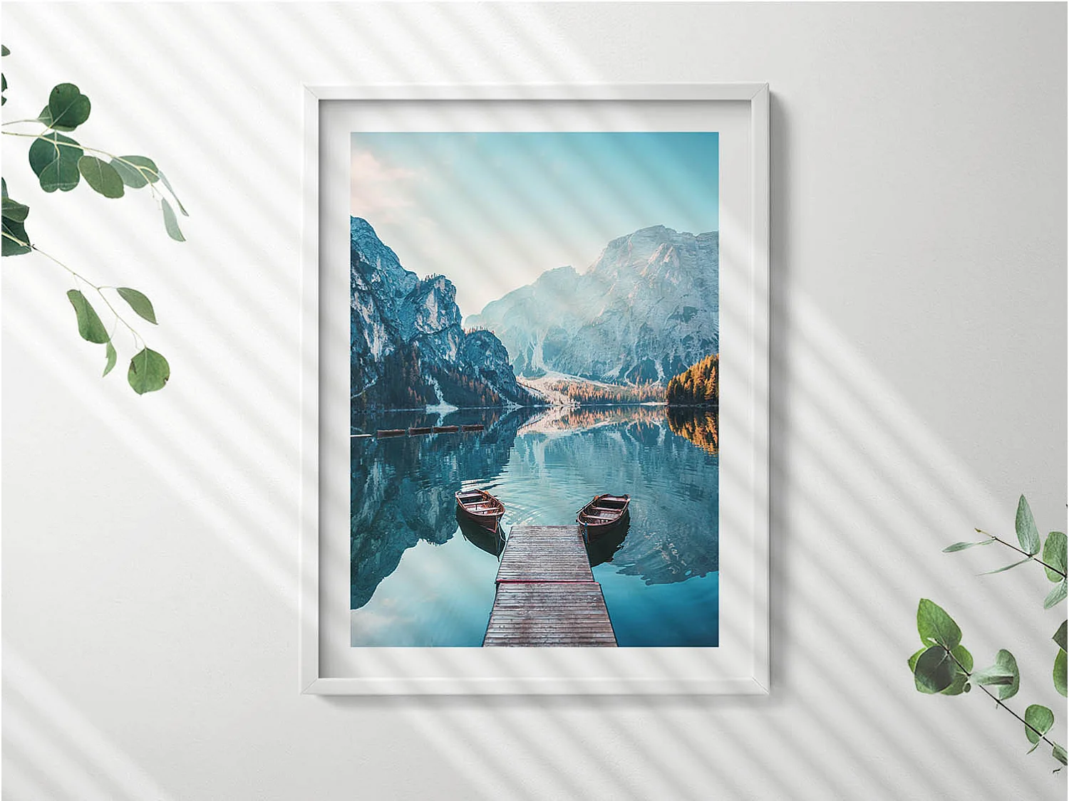 Tableau décoratif avec cadre blanc, Bateaux sur le lac 60 x 80 cm– Parfait pour le salon ou la chambre