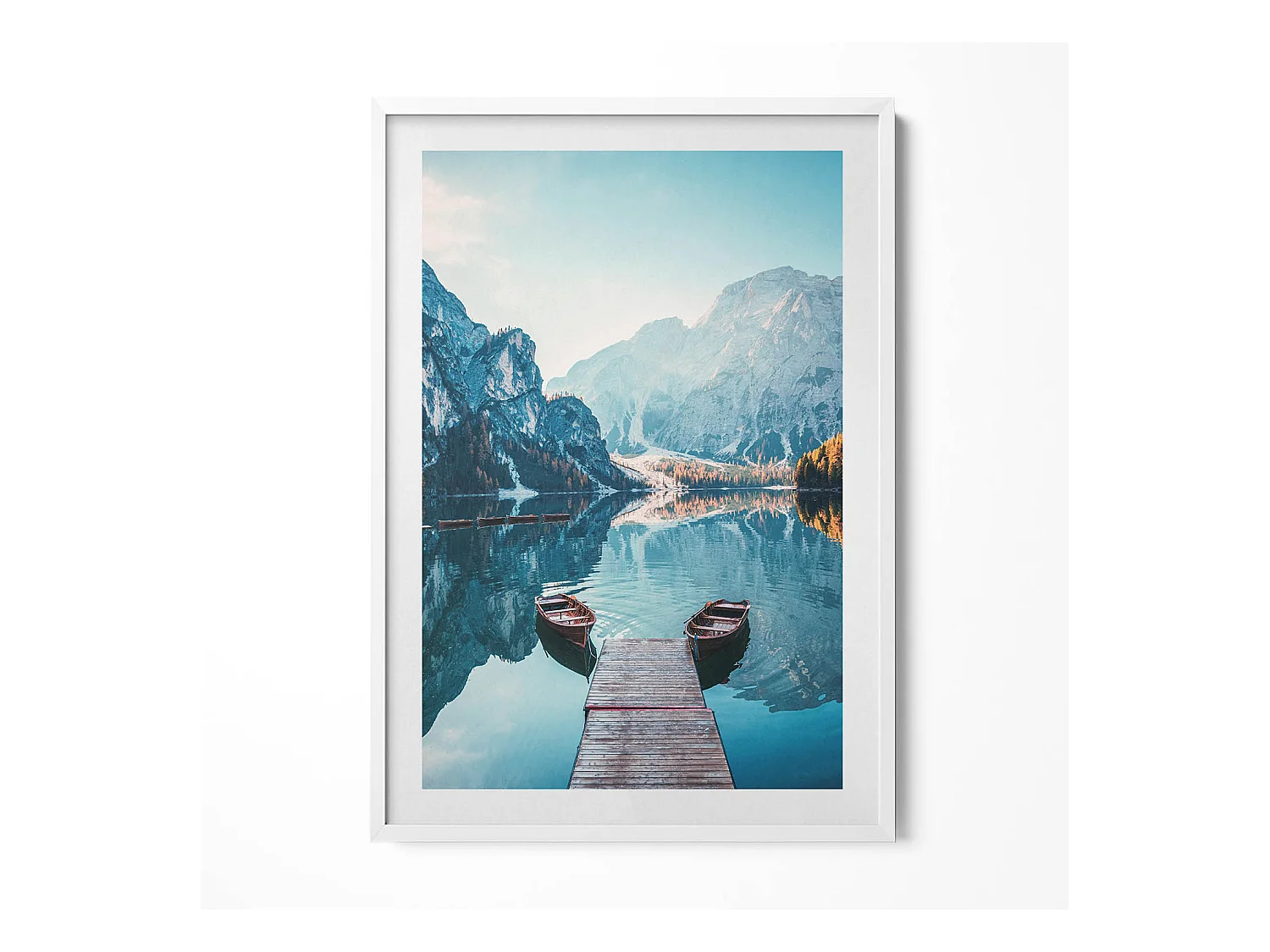 Tableau décoratif avec cadre blanc, Bateaux sur le lac 70 x 100 cm– Parfait pour le salon ou la chambre