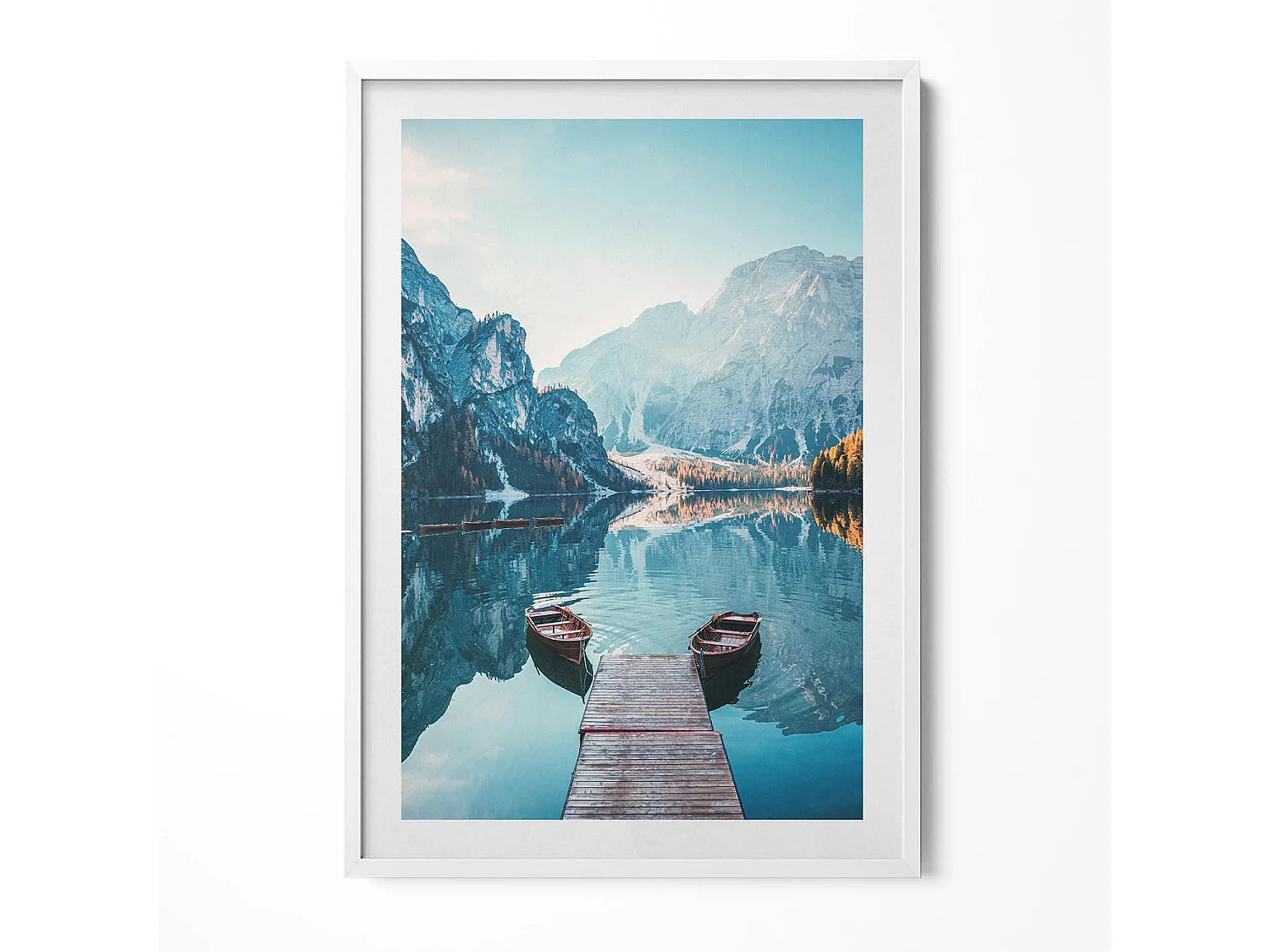 Tableau décoratif avec cadre blanc, Bateaux sur le lac 70 x 100 cm– Parfait pour le salon ou la chambre