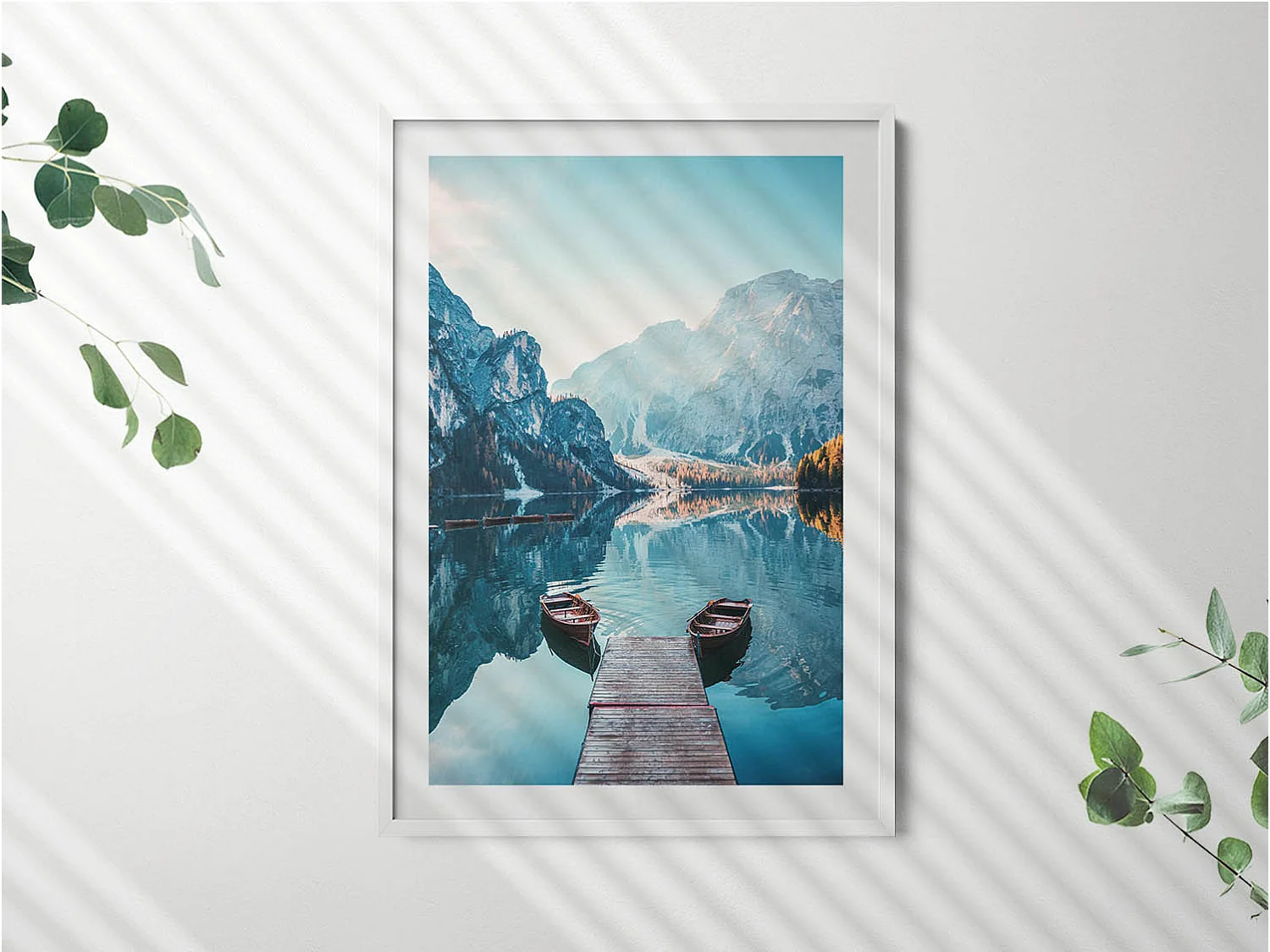 Tableau décoratif avec cadre blanc, Bateaux sur le lac 70 x 100 cm– Parfait pour le salon ou la chambre