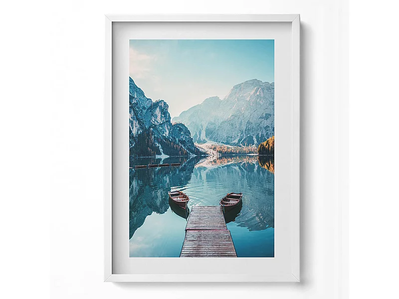 Tableau décoratif avec cadre blanc, Bateaux sur le lac 50 x 70 cm– Parfait pour le salon ou la chambre