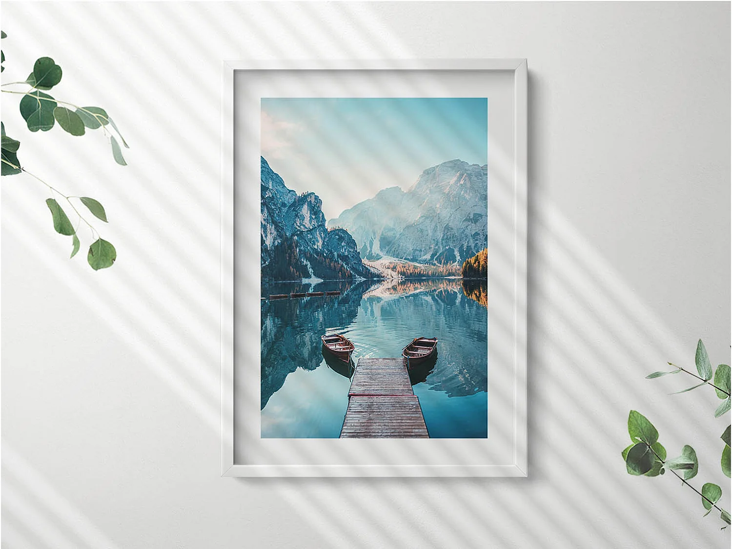 Dekoratives Gemälde mit weißem Rahmen, Boote am See 50 x 70 cm – Perfekt für das Wohn- oder Schlafzimmer