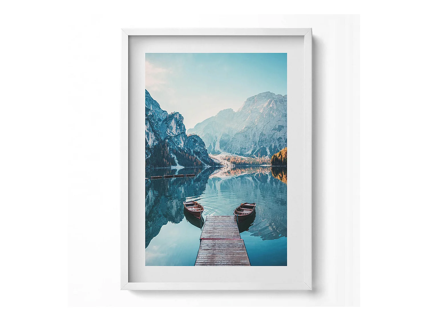 Tableau décoratif avec cadre blanc, Bateaux sur le lac 50 x 70 cm– Parfait pour le salon ou la chambre