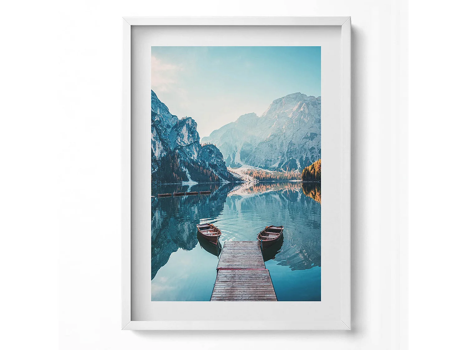 Tableau décoratif avec cadre blanc, Bateaux sur le lac 50 x 70 cm– Parfait pour le salon ou la chambre