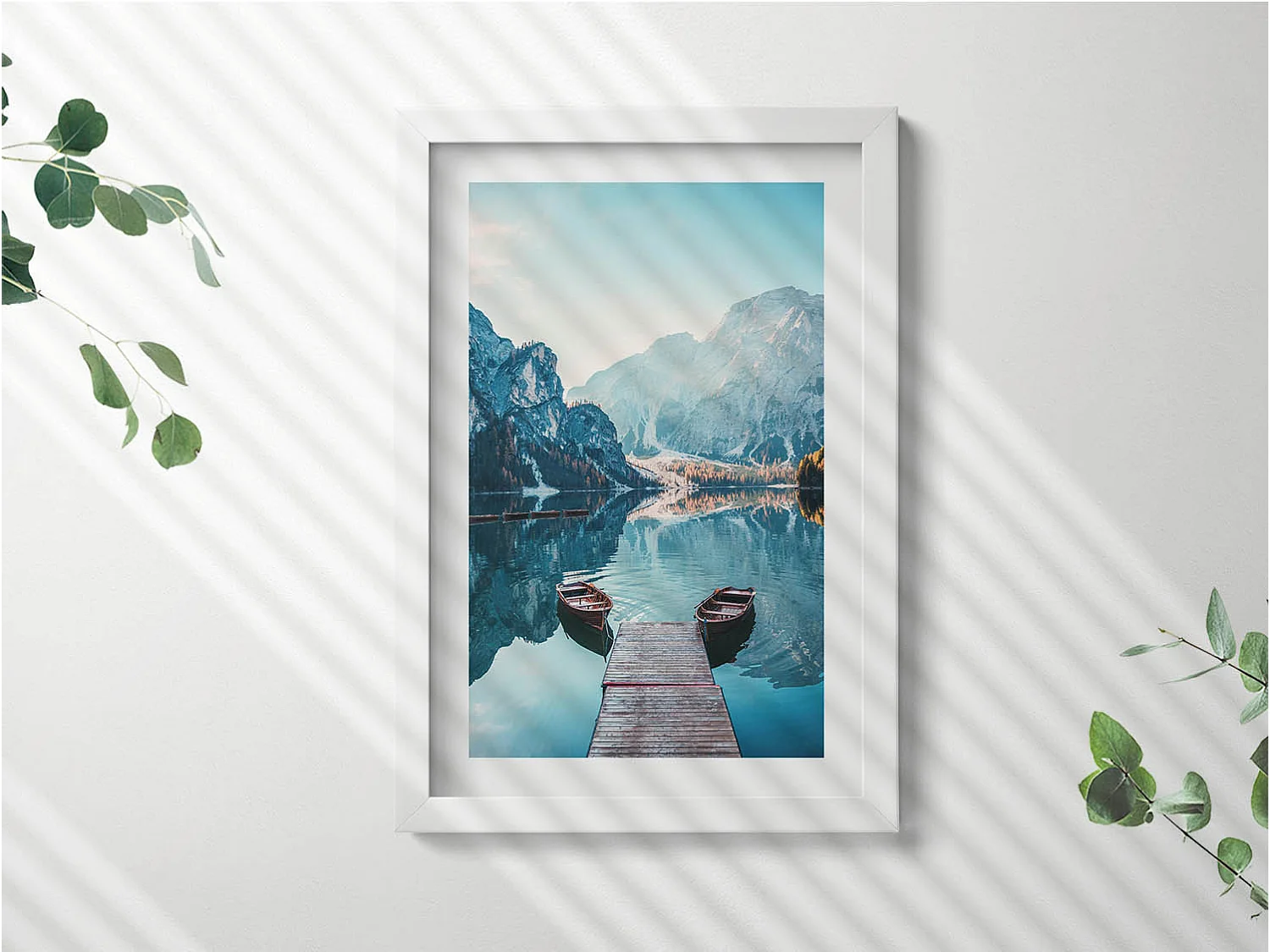 Dekoratives Gemälde mit weißem Rahmen, Boote auf dem See 20 x 30 cm – Perfekt für das Wohn- oder Schlafzimmer