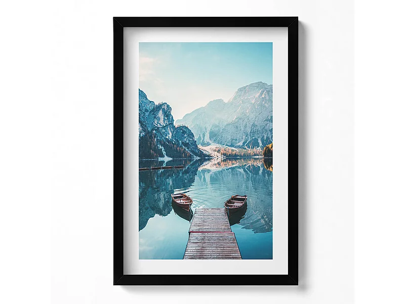 Decoratief schilderij met zwarte lijst, Boten op het meer 40 x 60 cm – Perfect voor de woon- of slaapkamer