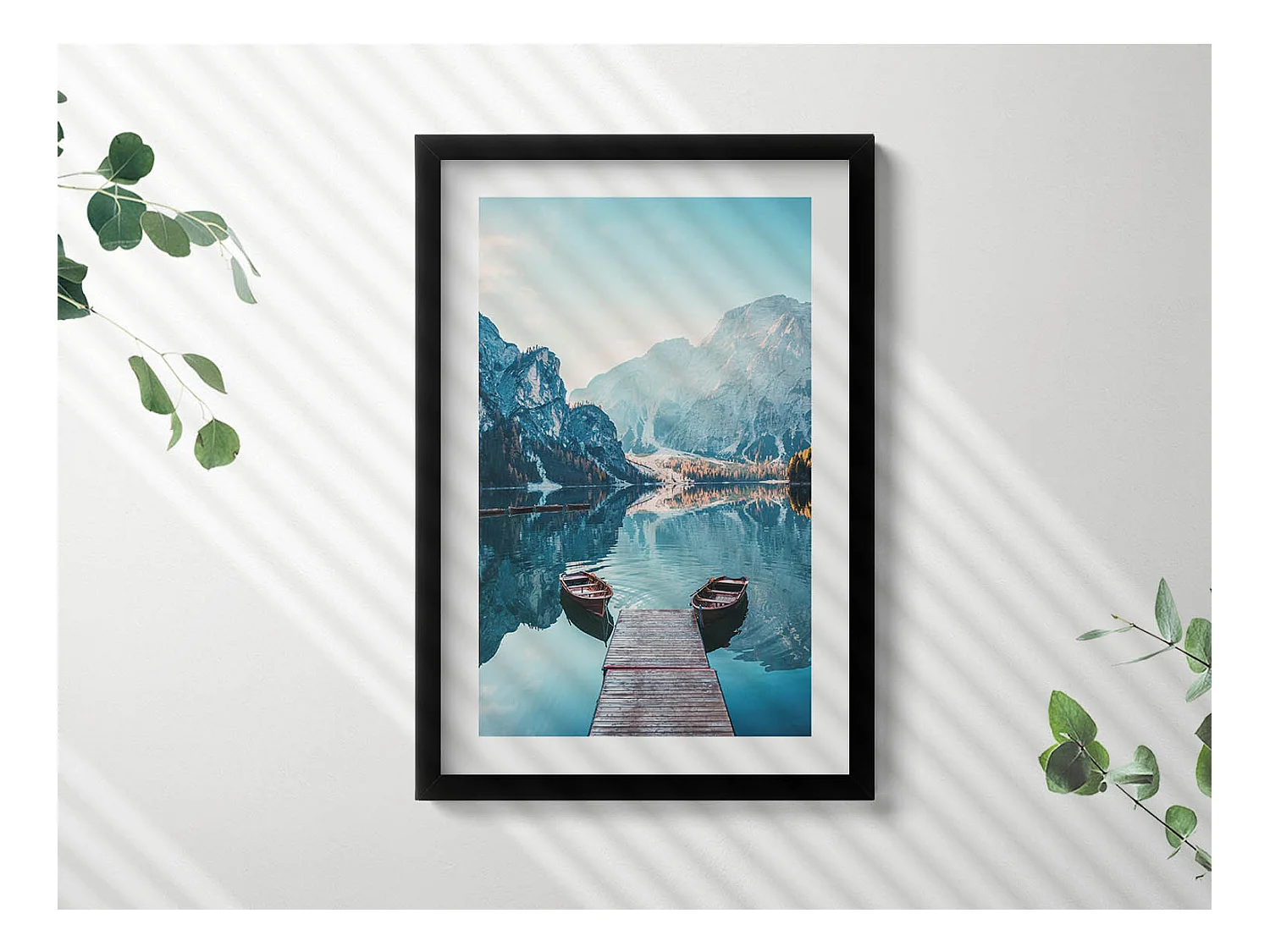 Decoratief schilderij met zwarte lijst, Boten op het meer 40 x 60 cm – Perfect voor de woon- of slaapkamer