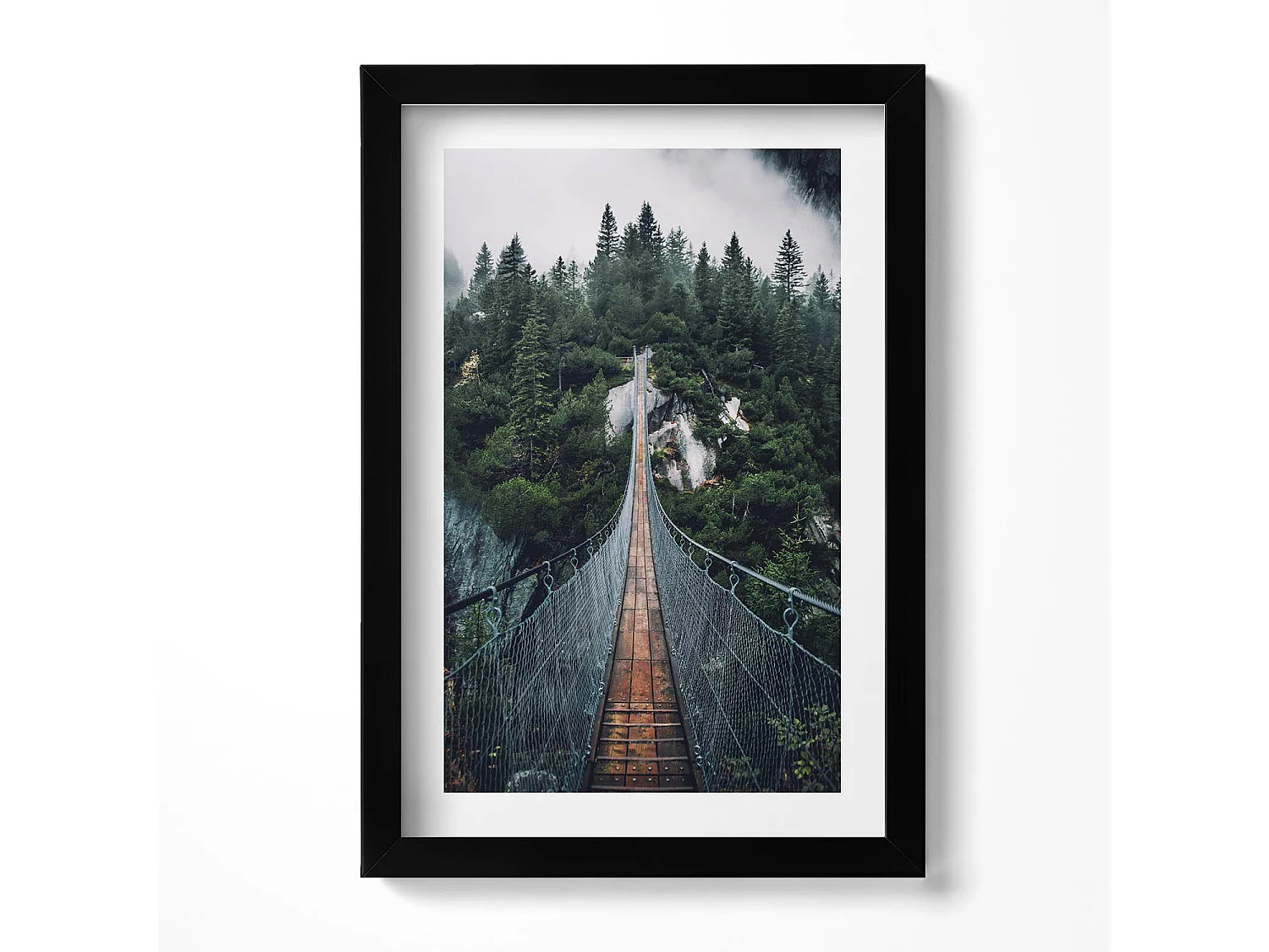 Dekoratives Gemälde mit schwarzem Rahmen, Hängebrücke über den Wald 20 x 30 cm – Perfekt für das Wohn- oder Schlafzimmer