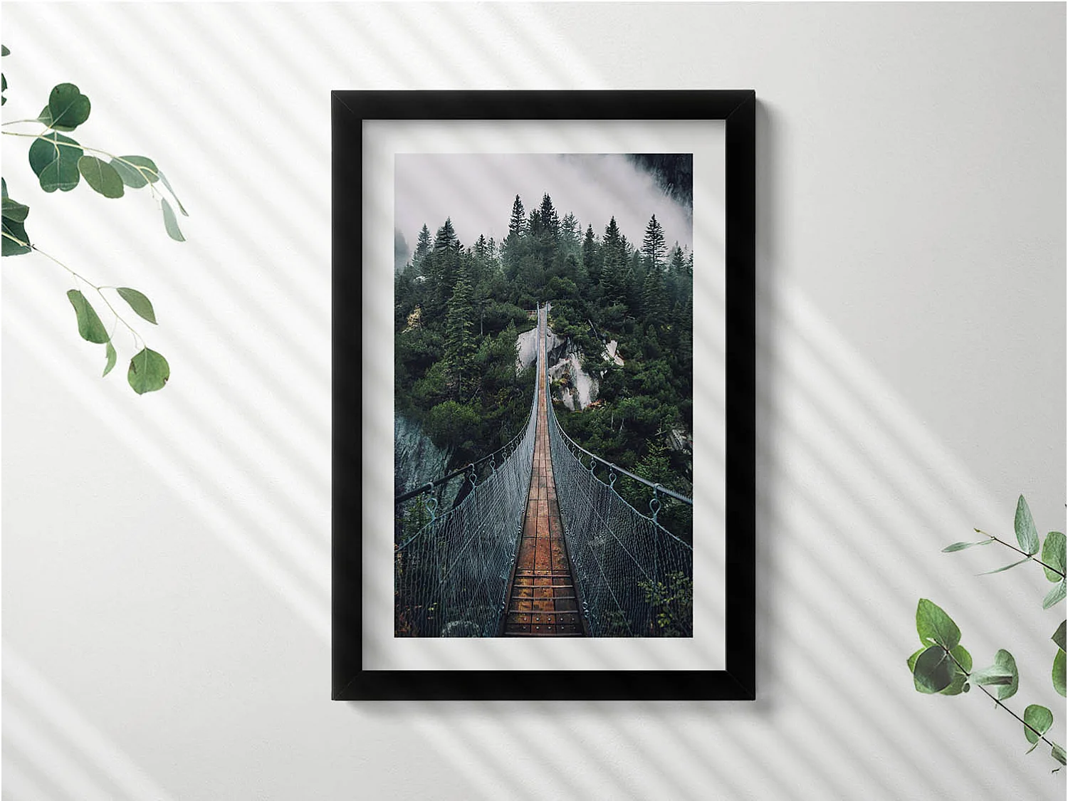 Dekoratives Gemälde mit schwarzem Rahmen, Hängebrücke über den Wald 20 x 30 cm – Perfekt für das Wohn- oder Schlafzimmer