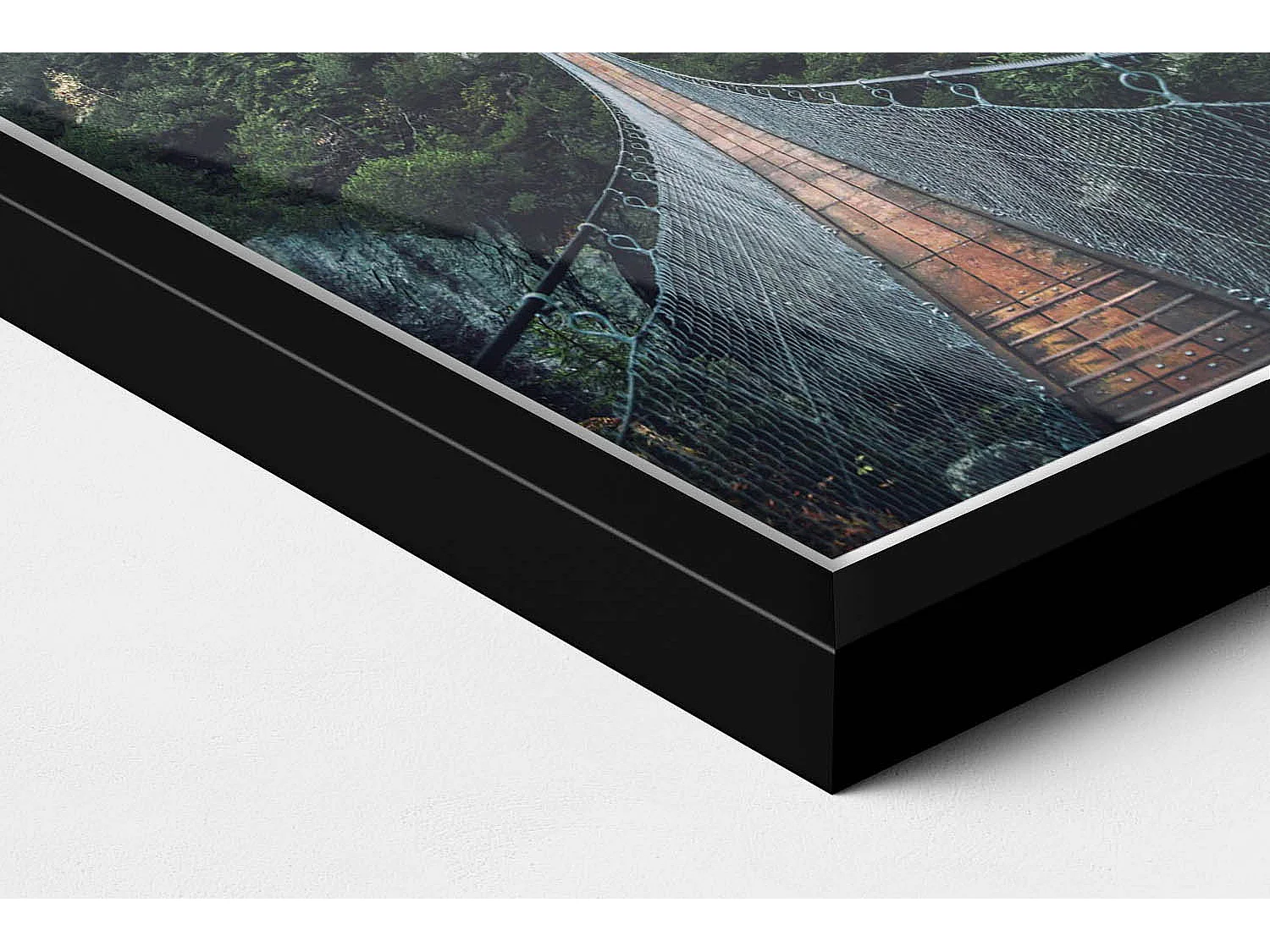 Dekoratives Gemälde mit schwarzem Rahmen, Hängebrücke über den Wald 20 x 30 cm – Perfekt für das Wohn- oder Schlafzimmer