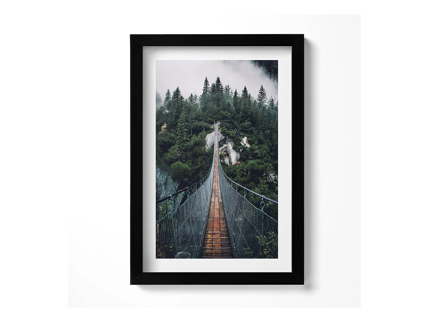 Tableau décoratif avec cadre noir, Pont suspendu au-dessus de la forêt 20 x 30 cm – Parfait pour le salon ou la chambre