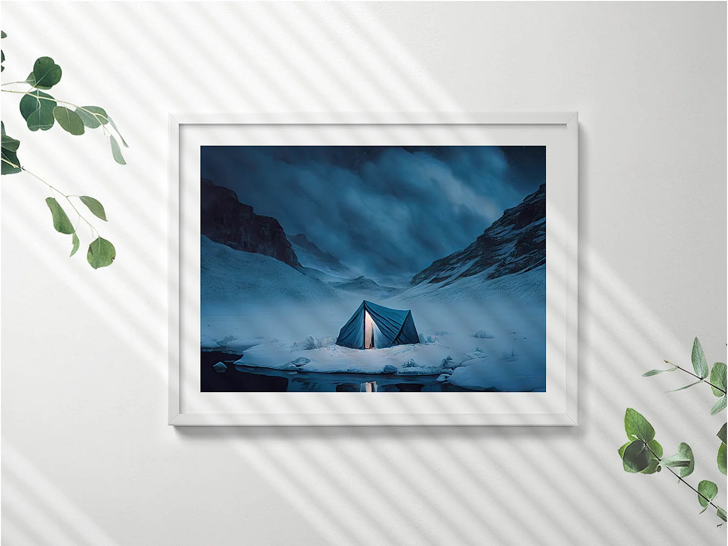 Decoratief schilderij met witte lijst, Tent in de bergen van IJsland 80 x 60 cm – Perfect voor de woon- of slaapkamer