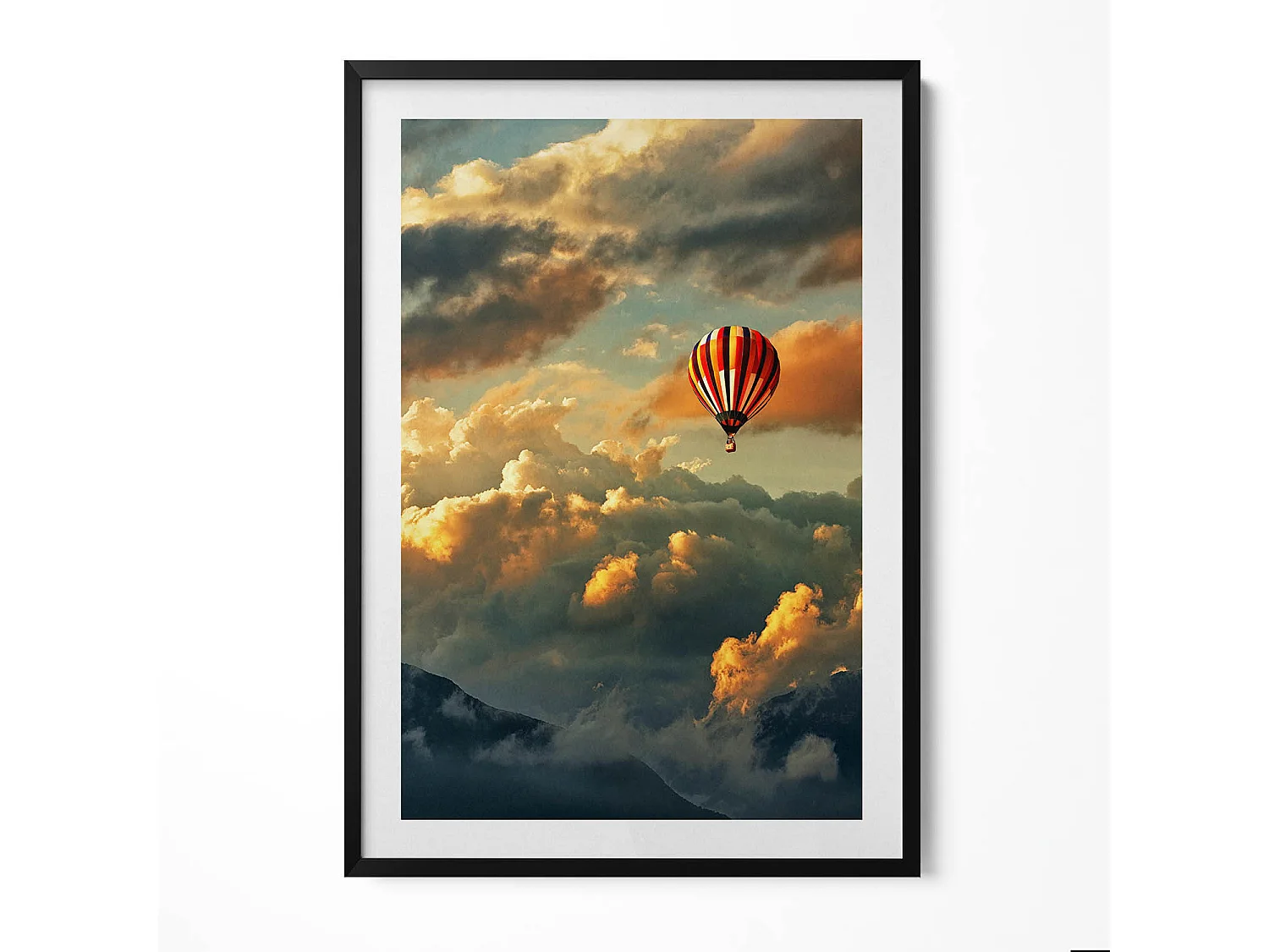Decoratief schilderij met zwarte lijst, Luchtballonvlucht tussen de wolken 70 x 100 cm – Perfect voor de woon- of slaapkamer