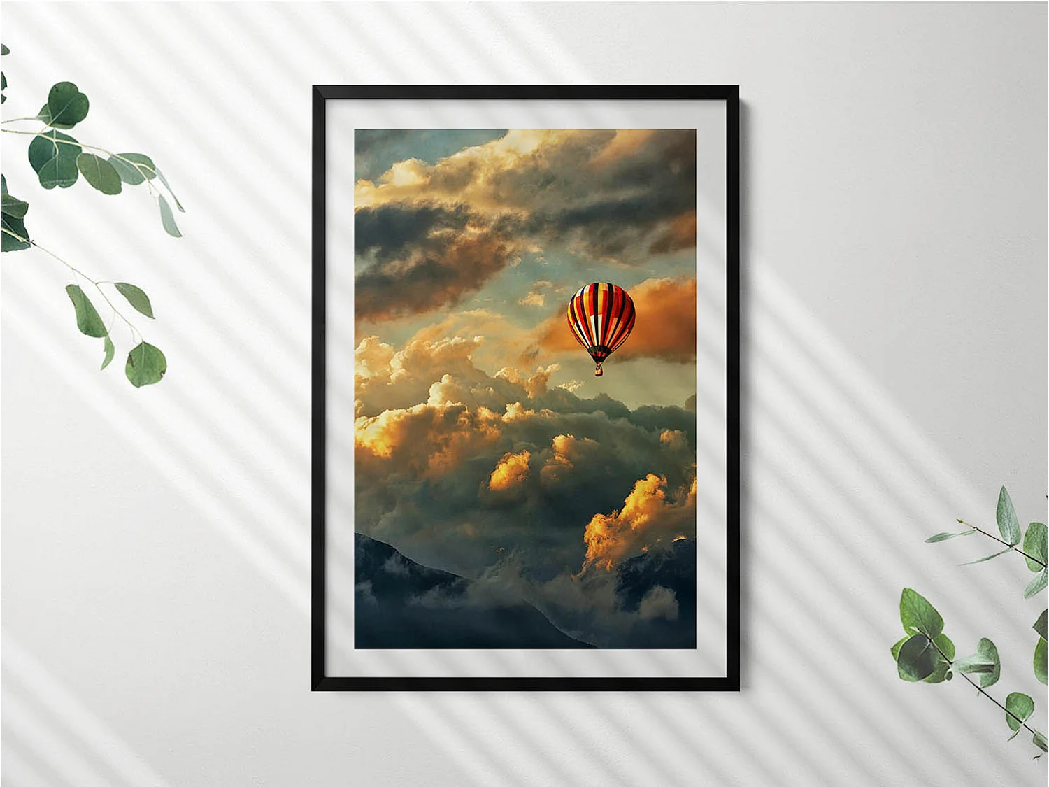 Decoratief schilderij met zwarte lijst, Luchtballonvlucht tussen de wolken 70 x 100 cm – Perfect voor de woon- of slaapkamer