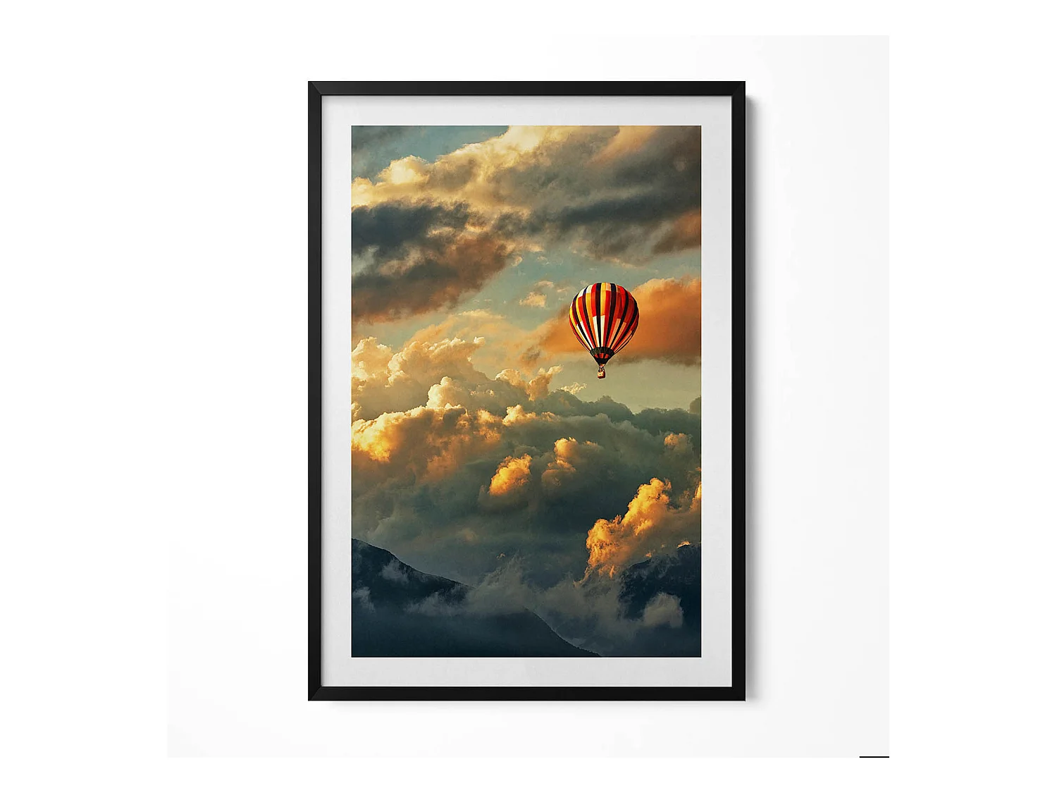 Tableau décoratif avec cadre noir, Vol en montgolfière entre les nuages 70 x 100 cm– Parfait pour le salon ou la chambre