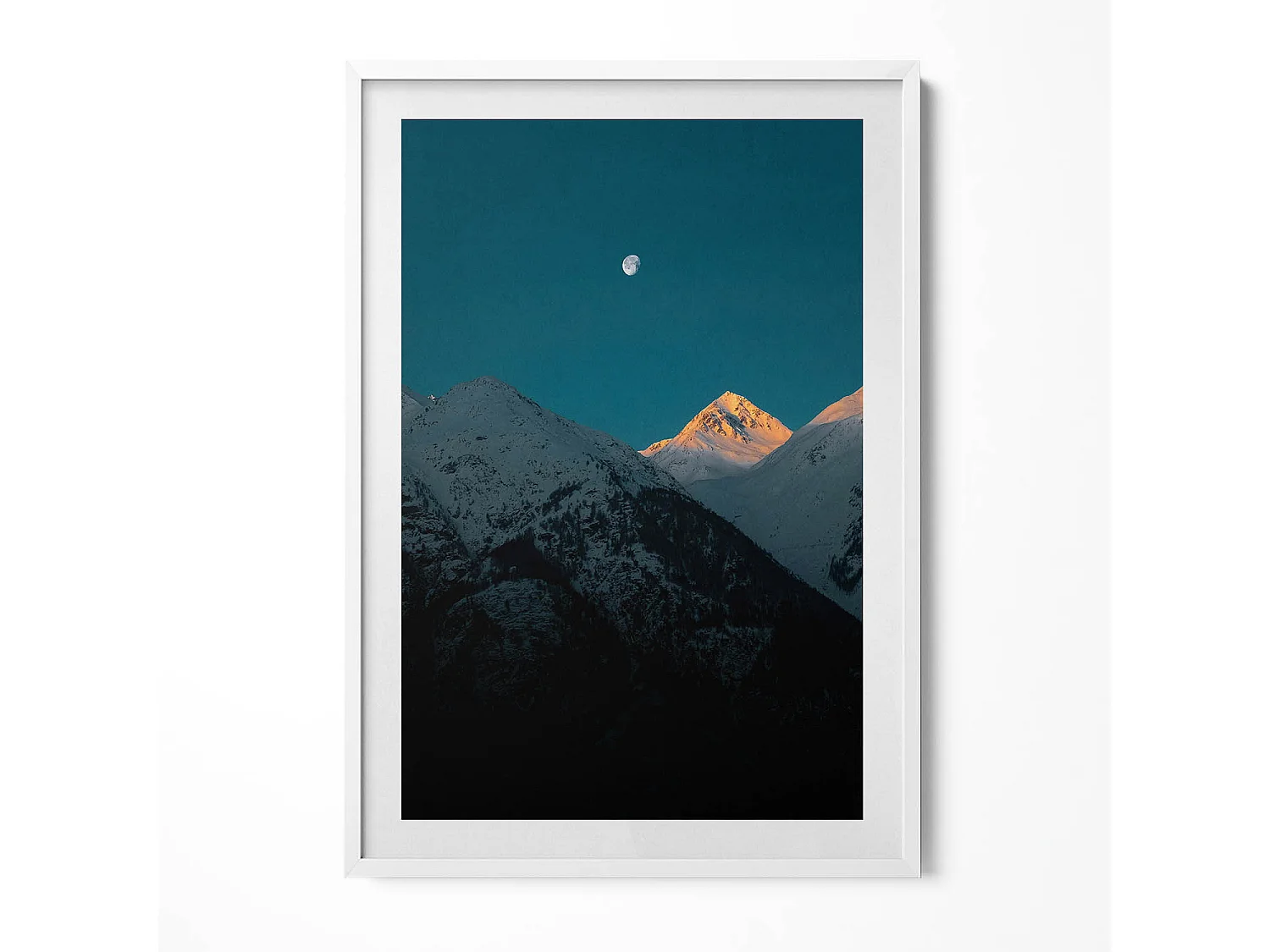 Dekoratives Gemälde mit weißem Rahmen, Sonnenuntergang in den Bergen 70 x 100 cm – Perfekt für das Wohn- oder Schlafzimmer