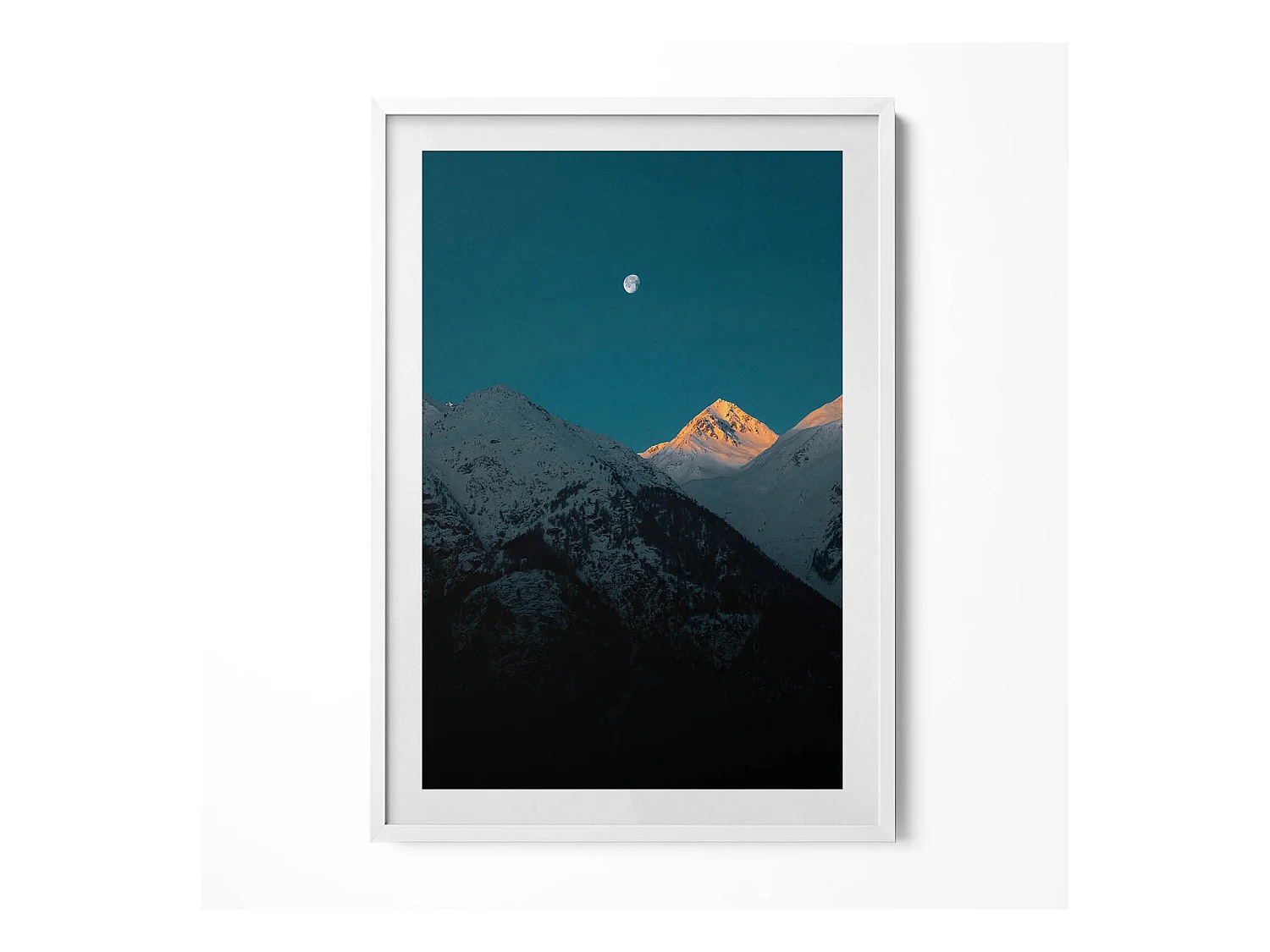 Tableau décoratif avec cadre blanc, Coucher de soleil dans les montagnes 70 x 100 cm– Parfait pour le salon ou la chambre