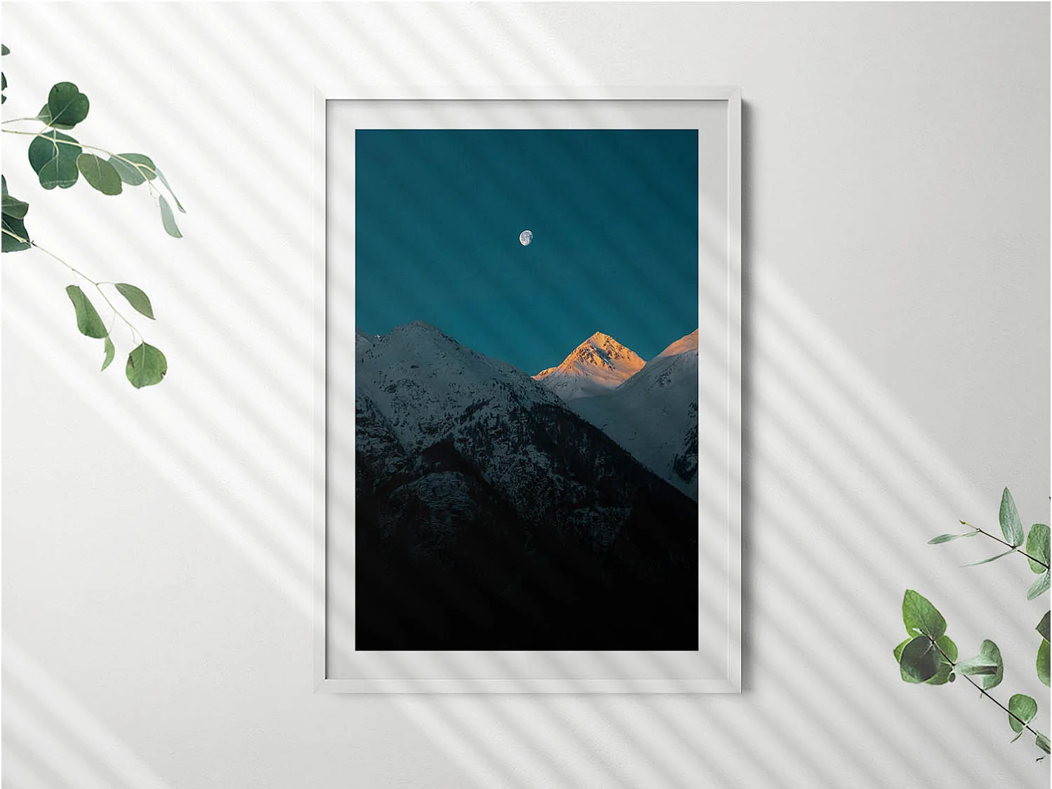 Dekoratives Gemälde mit weißem Rahmen, Sonnenuntergang in den Bergen 70 x 100 cm – Perfekt für das Wohn- oder Schlafzimmer