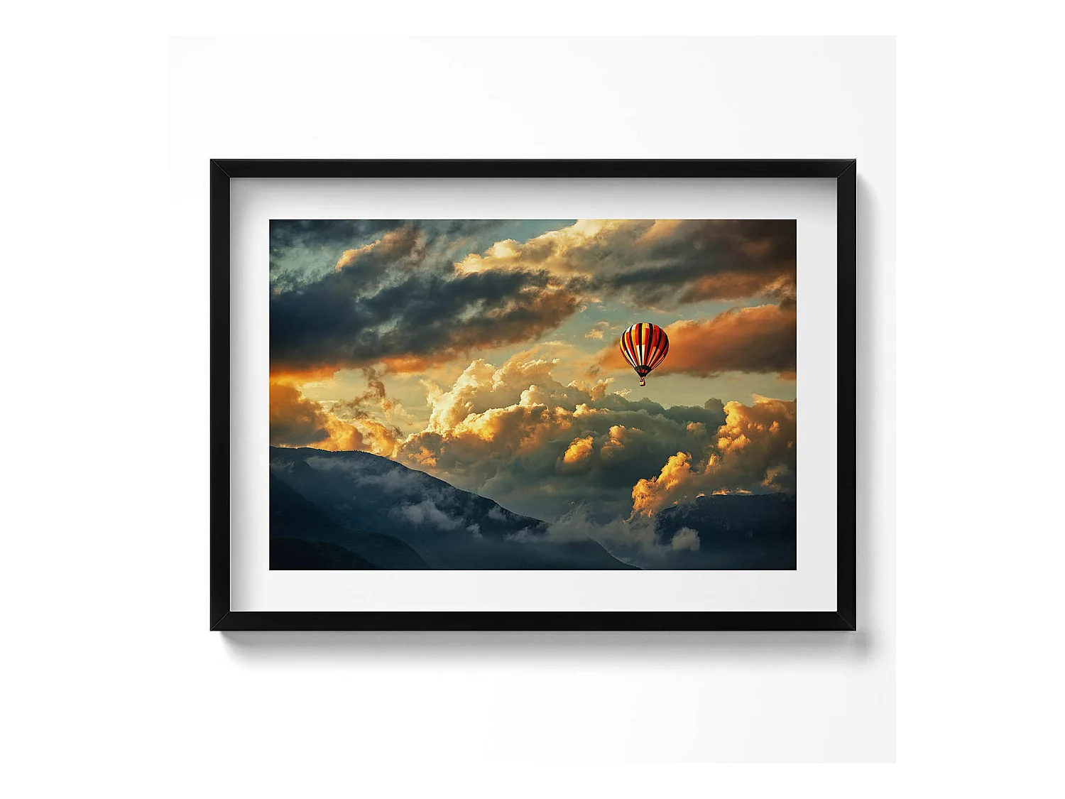 Tableau décoratif avec cadre noir, Vol en montgolfière entre les nuages 70 x 50 cm– Parfait pour le salon ou la chambre