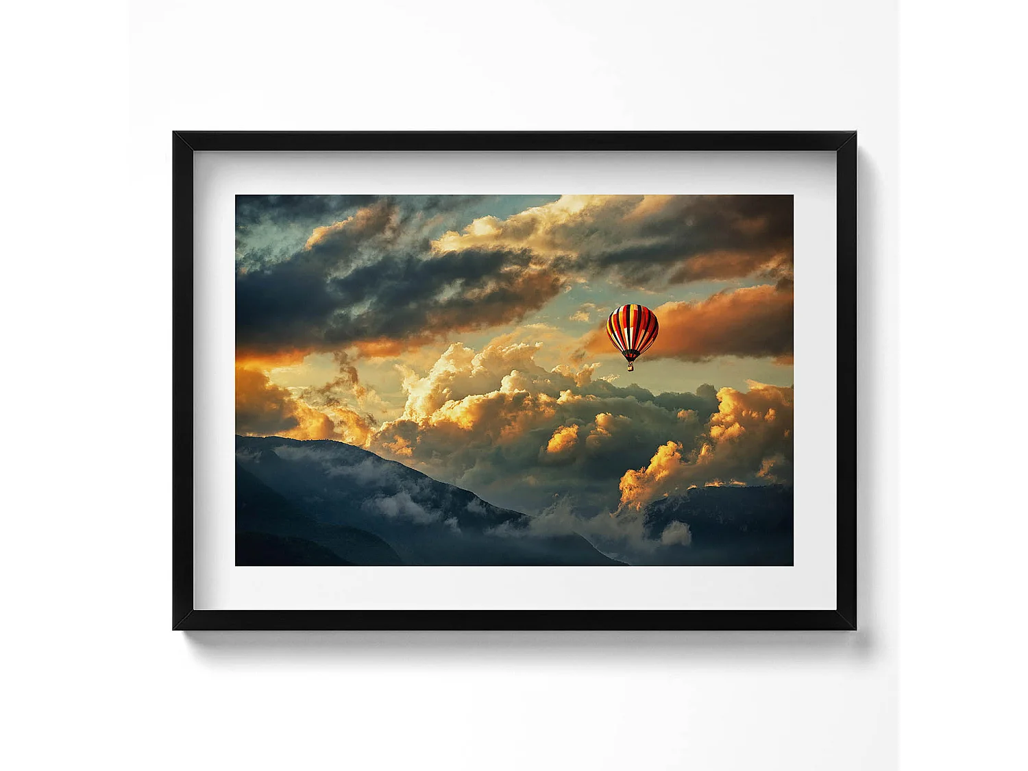 Decoratief schilderij met zwarte lijst, Luchtballonvlucht tussen de wolken 70 x 50 cm – Perfect voor de woon- of slaapkamer