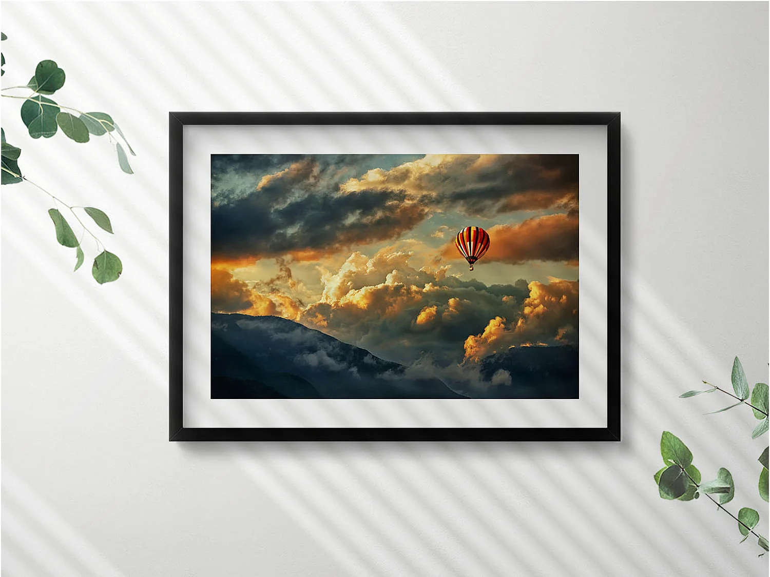 Decoratief schilderij met zwarte lijst, Luchtballonvlucht tussen de wolken 70 x 50 cm – Perfect voor de woon- of slaapkamer