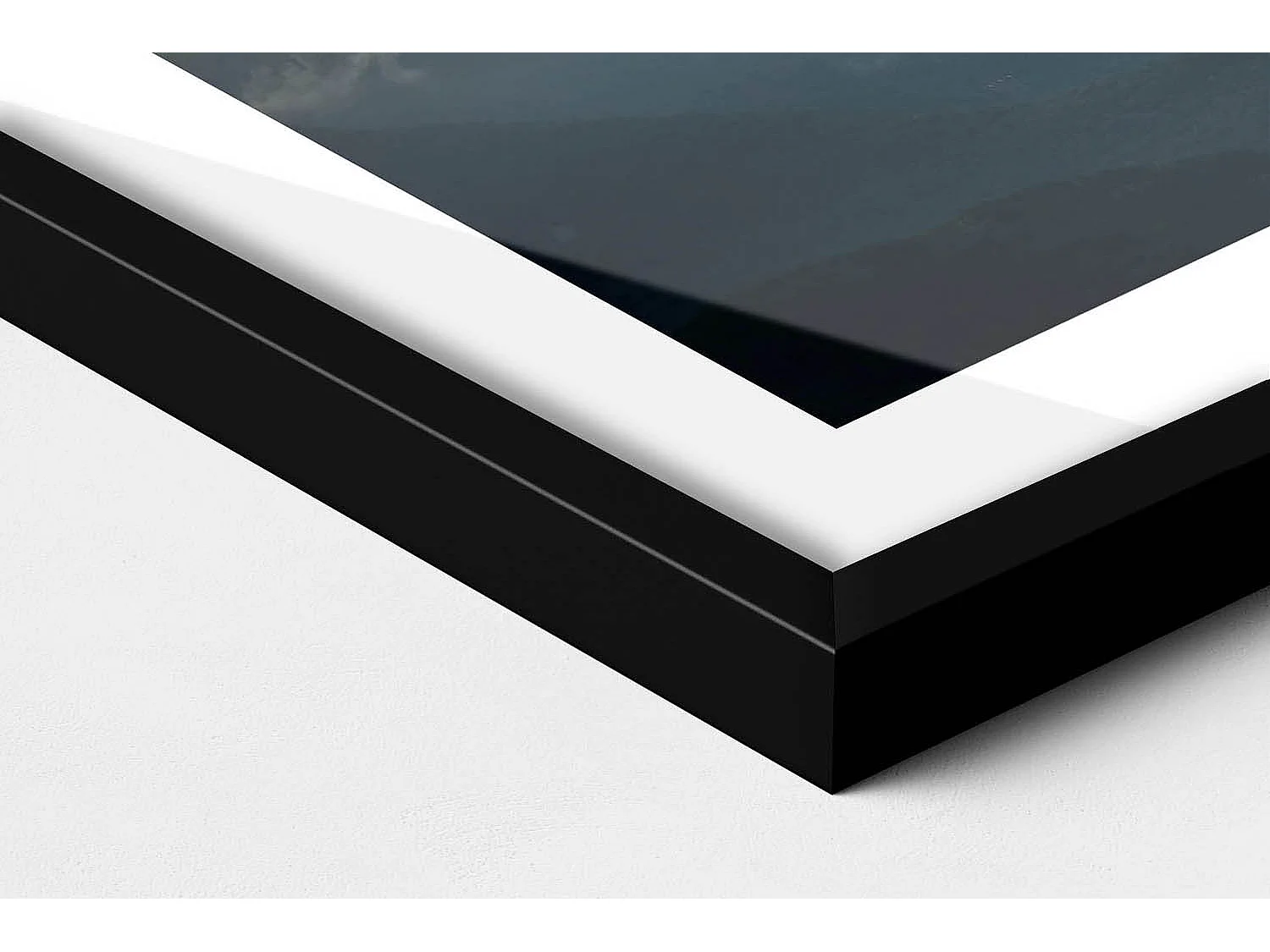 Decoratief schilderij met zwarte lijst, Luchtballonvlucht tussen de wolken 70 x 50 cm – Perfect voor de woon- of slaapkamer