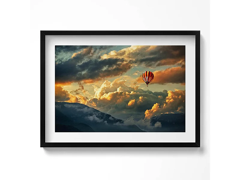 Dekoratives Gemälde mit schwarzem Rahmen, Heißluftballonflug zwischen den Wolken 70 x 50 cm – Perfekt für das Wohn- oder Schlafzimmer