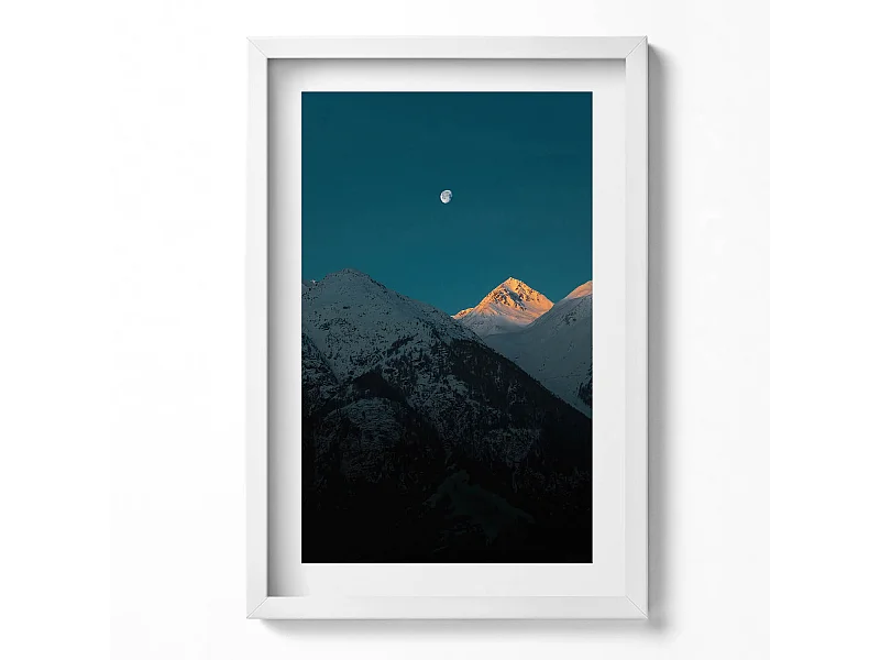 Tableau décoratif avec cadre blanc, Coucher de soleil dans les montagnes 40 x 60 cm– Parfait pour le salon ou la chambre