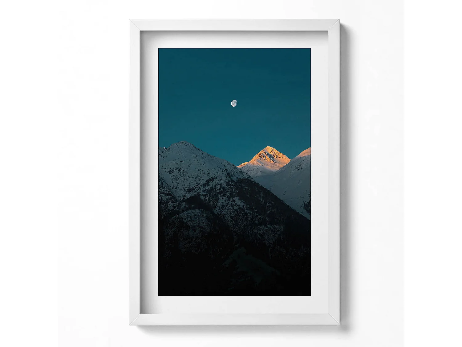 Tableau décoratif avec cadre blanc, Coucher de soleil dans les montagnes 40 x 60 cm– Parfait pour le salon ou la chambre