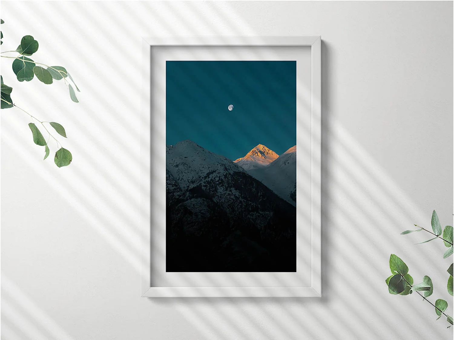 Tableau décoratif avec cadre blanc, Coucher de soleil dans les montagnes 40 x 60 cm– Parfait pour le salon ou la chambre