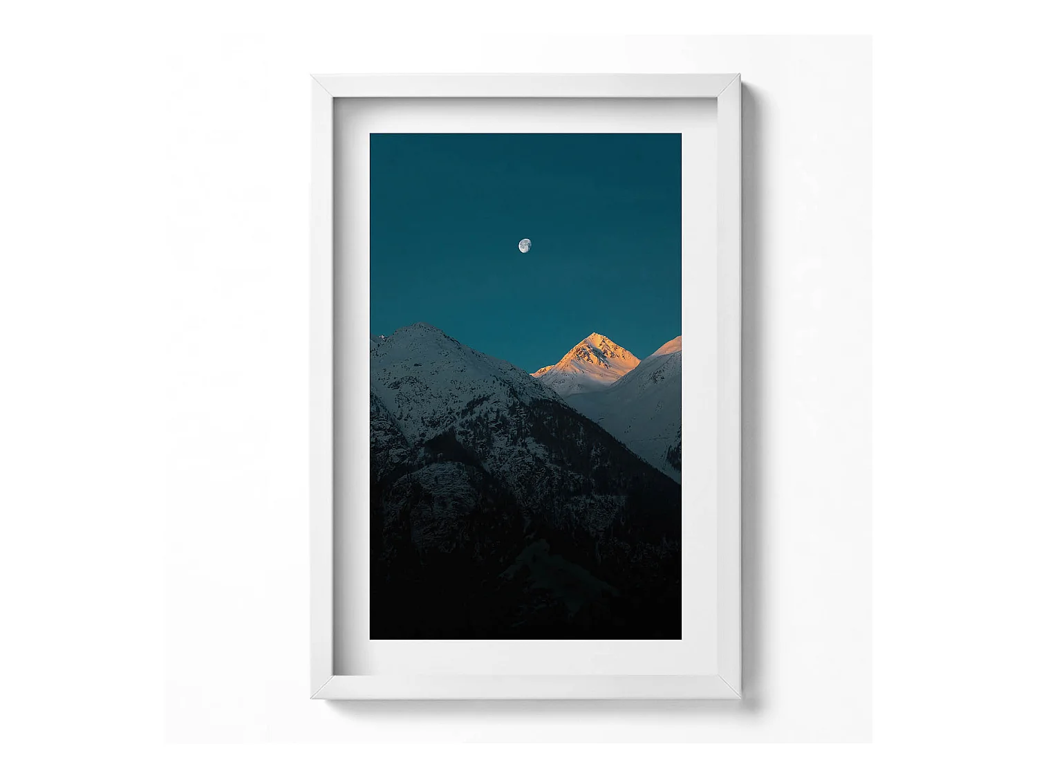 Tableau décoratif avec cadre blanc, Coucher de soleil dans les montagnes 40 x 60 cm– Parfait pour le salon ou la chambre