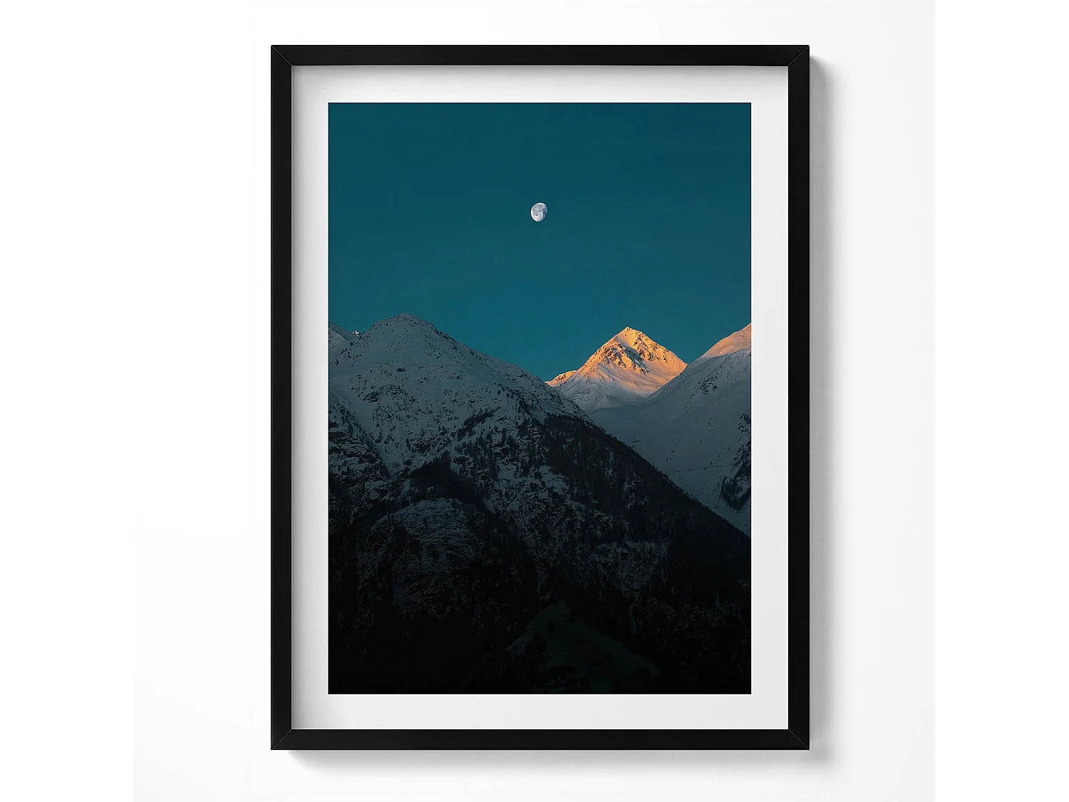 Dekoratives Gemälde mit schwarzem Rahmen, Sonnenuntergang in den Bergen 60 x 80 cm – Perfekt für das Wohn- oder Schlafzimmer