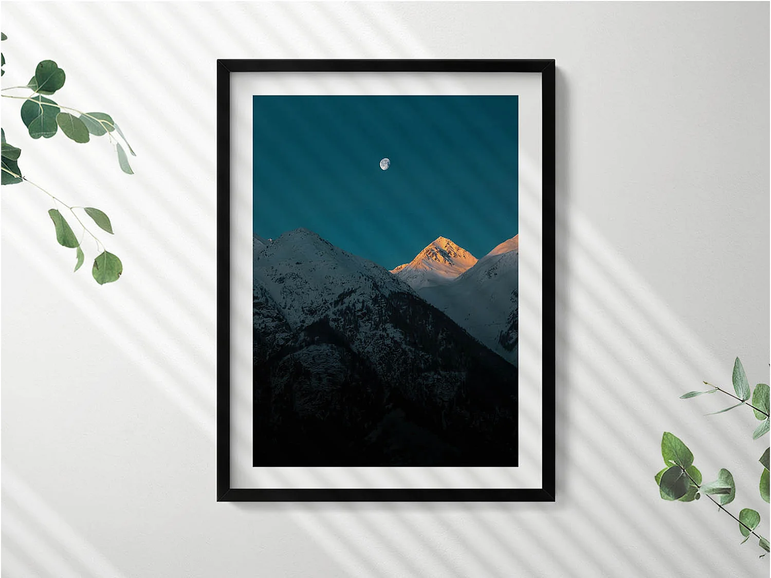 Dekoratives Gemälde mit schwarzem Rahmen, Sonnenuntergang in den Bergen 60 x 80 cm – Perfekt für das Wohn- oder Schlafzimmer