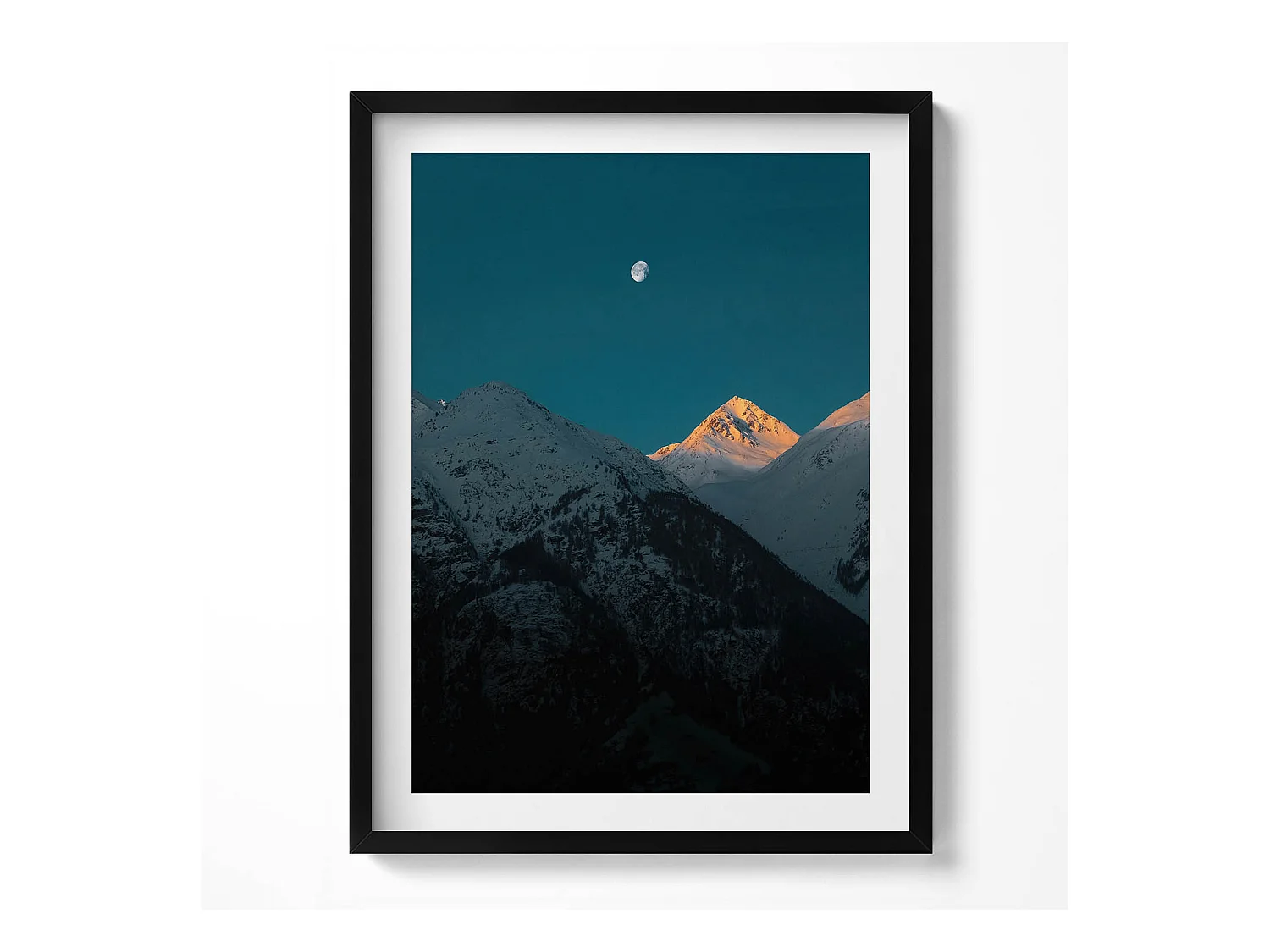 Tableau décoratif avec cadre noir, Coucher de soleil dans les montagnes 60 x 80 cm– Parfait pour le salon ou la chambre
